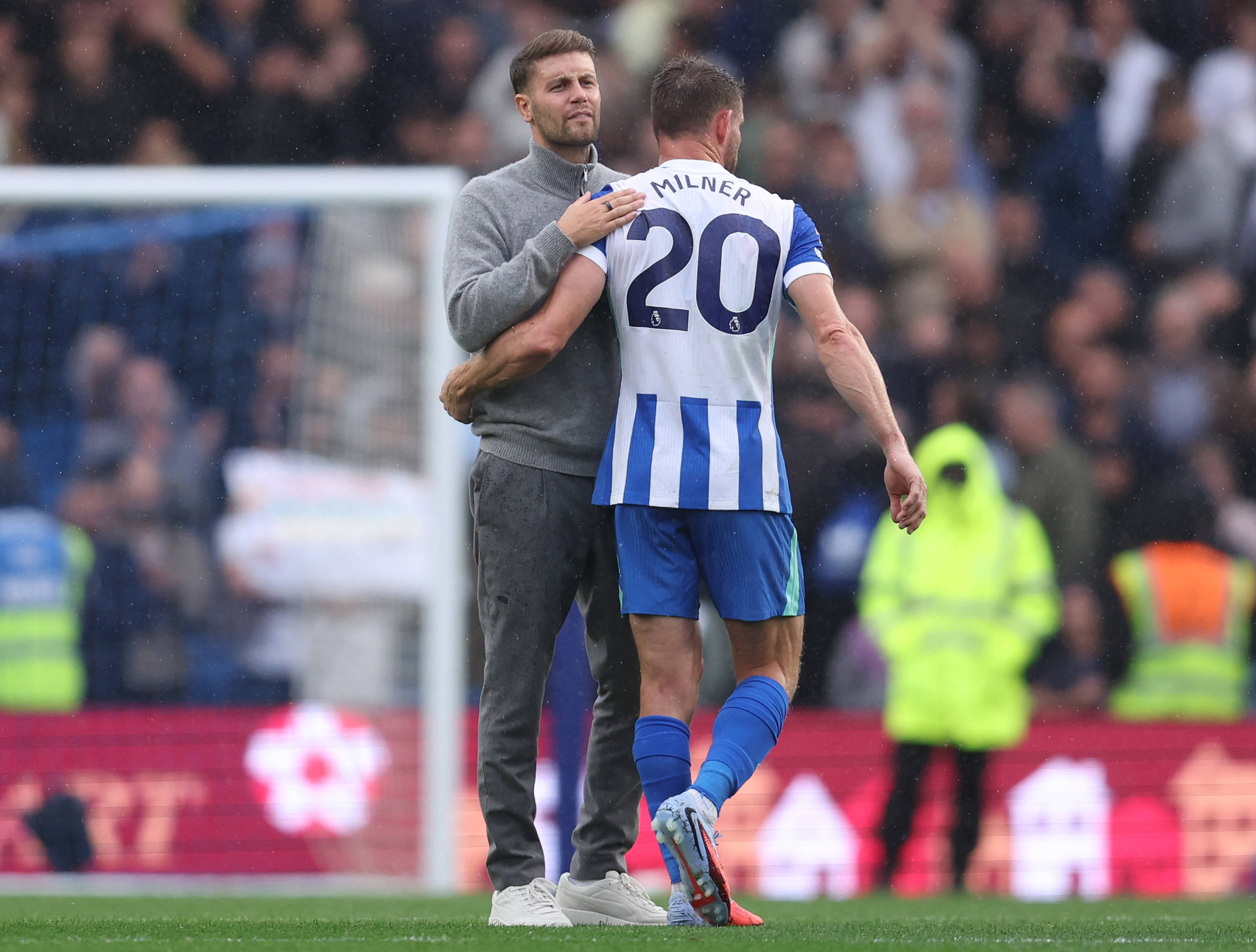 Fabian Hürzeler umarmt James Milner von Brighton & Hove Albion