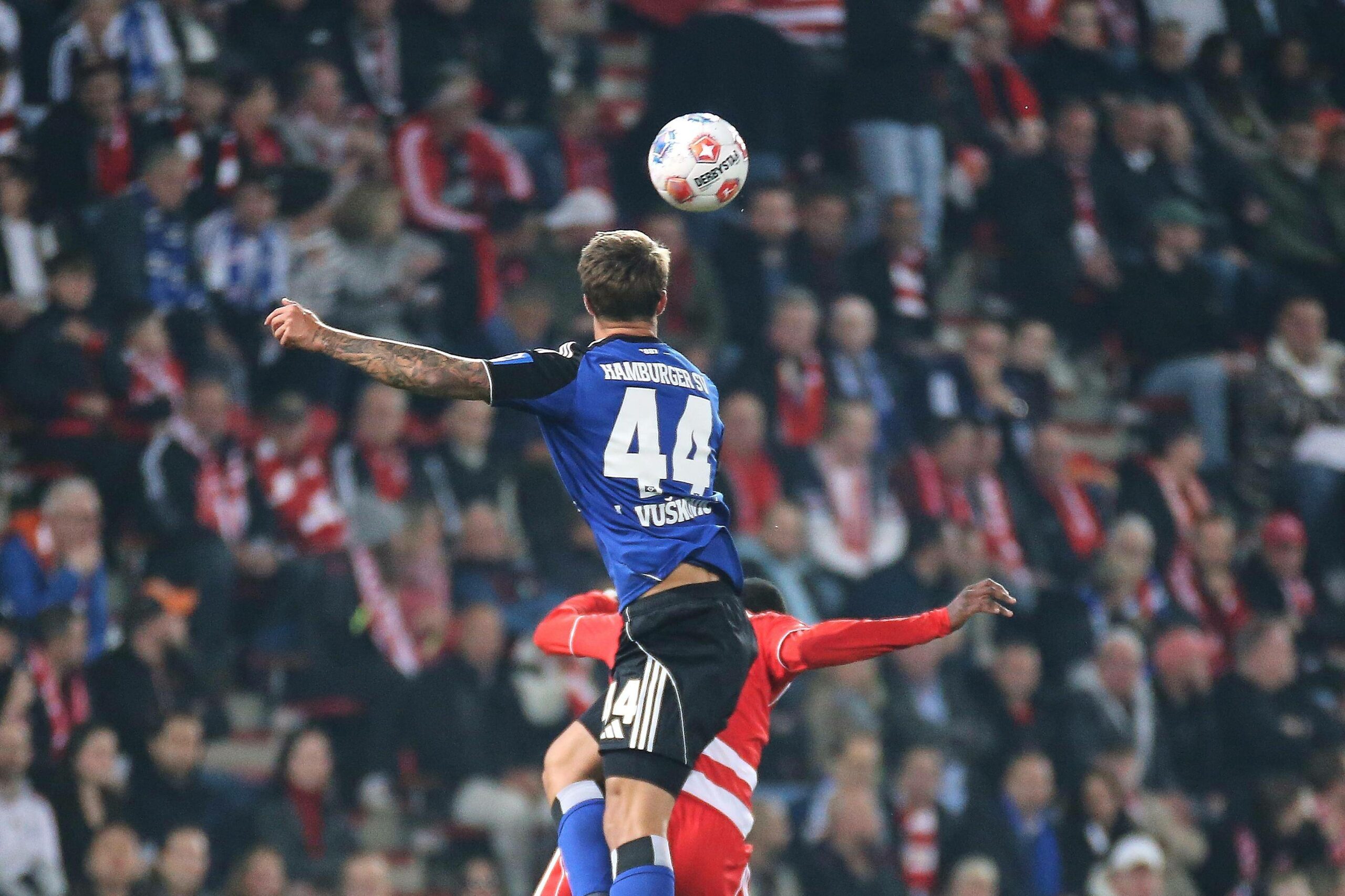Luka Vuskovic gewinnt gegen Union Berlin ein Kopfballduell.