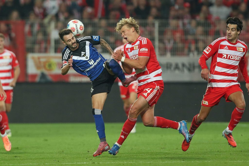 HSV-Profi Fábio Vieira (l.) im Hinspiel gegen Union Berlin im Zweikampf mit Leopold Querfeld.