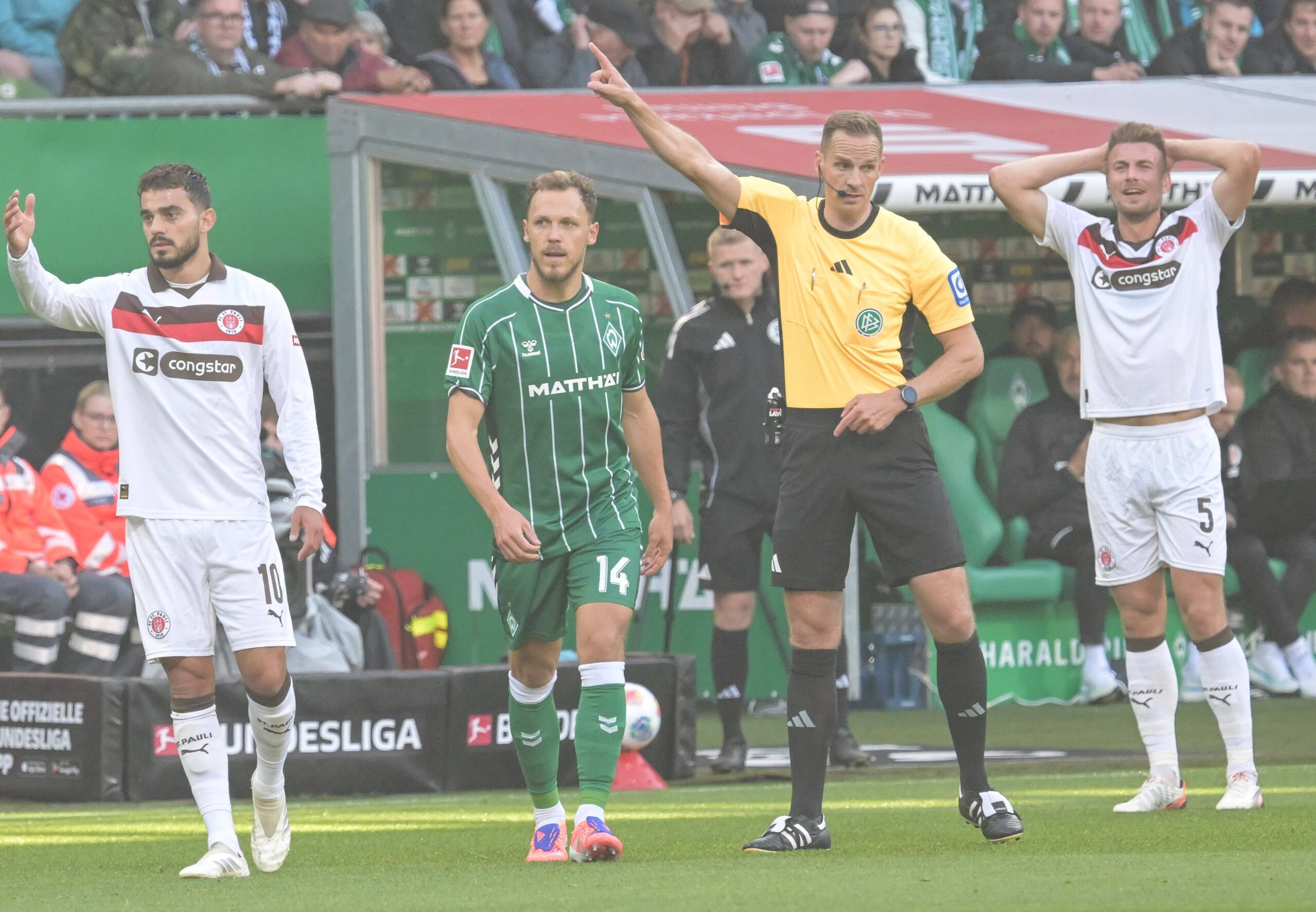 Schiri Sören Storks beim Spiel Werder vs St. Pauli