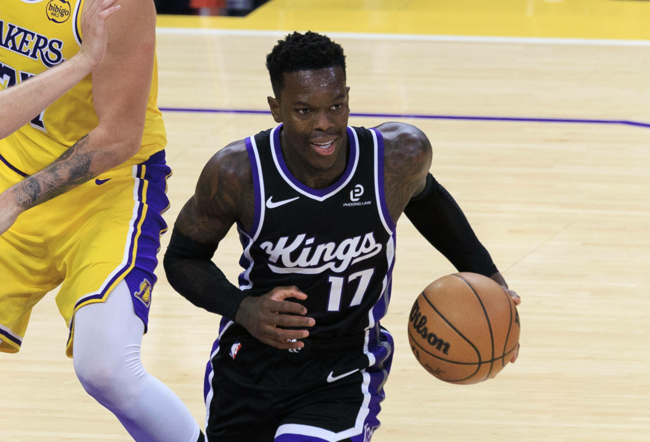 Dennis Schröder mit Basketball in der Hand