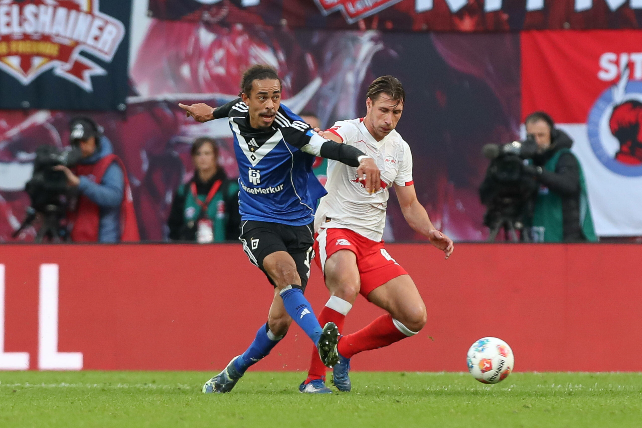 Yussuf Poulsen im Duell mit Willi Orbán