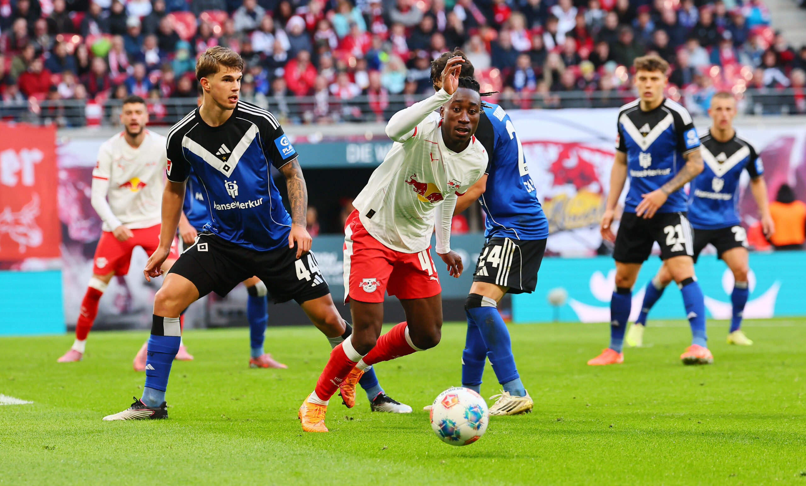 Yan Diomande im Dribbling gegen Luka Vuskovic