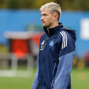 Noah Katterbach beim Training der HSV-Profis