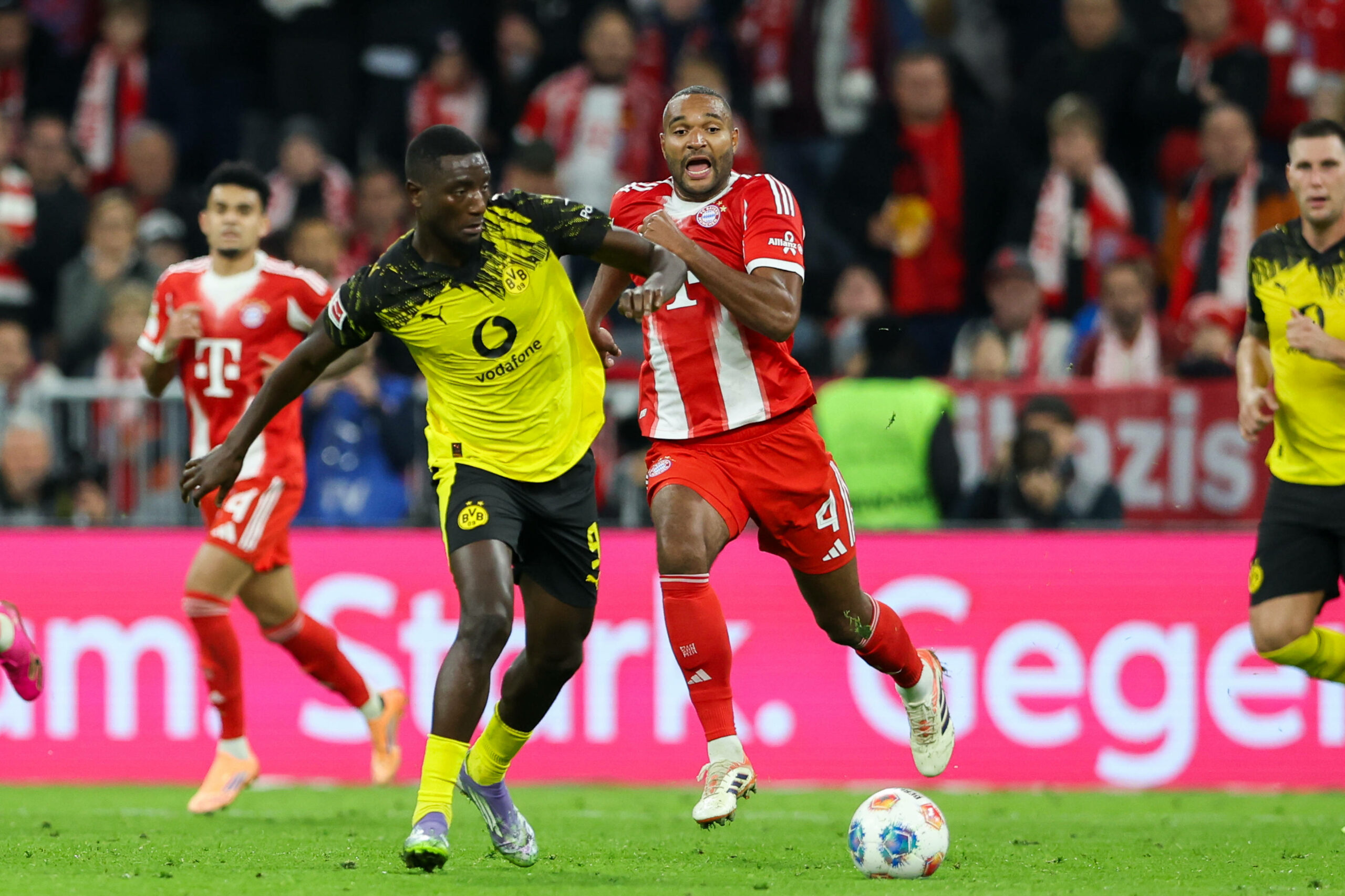 Serhou Guirassy und Jonathan Tah im direkten Zweikampf