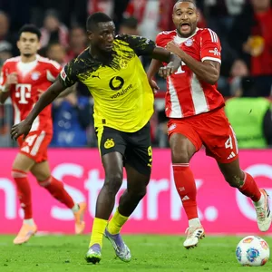 BVB-Stürmer Serhou Guirassy im Duell mit Bayerns Jonathan Tah