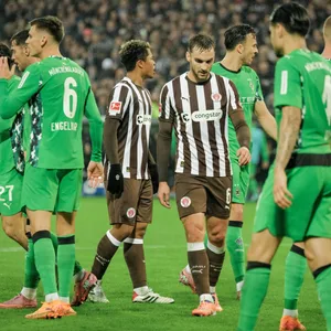 Joel Chima Fujita und James Sands gegen Gladbach