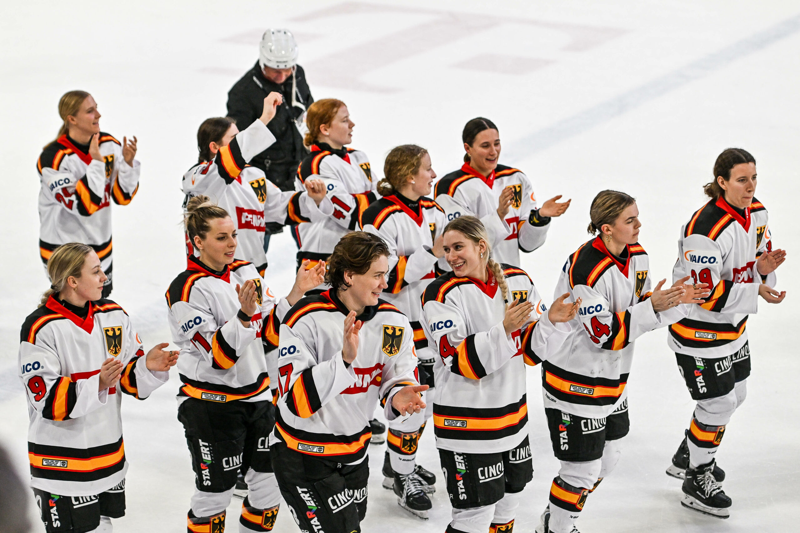 Die deutschen Eishockey-Frauen bedanken sich bei den Fans