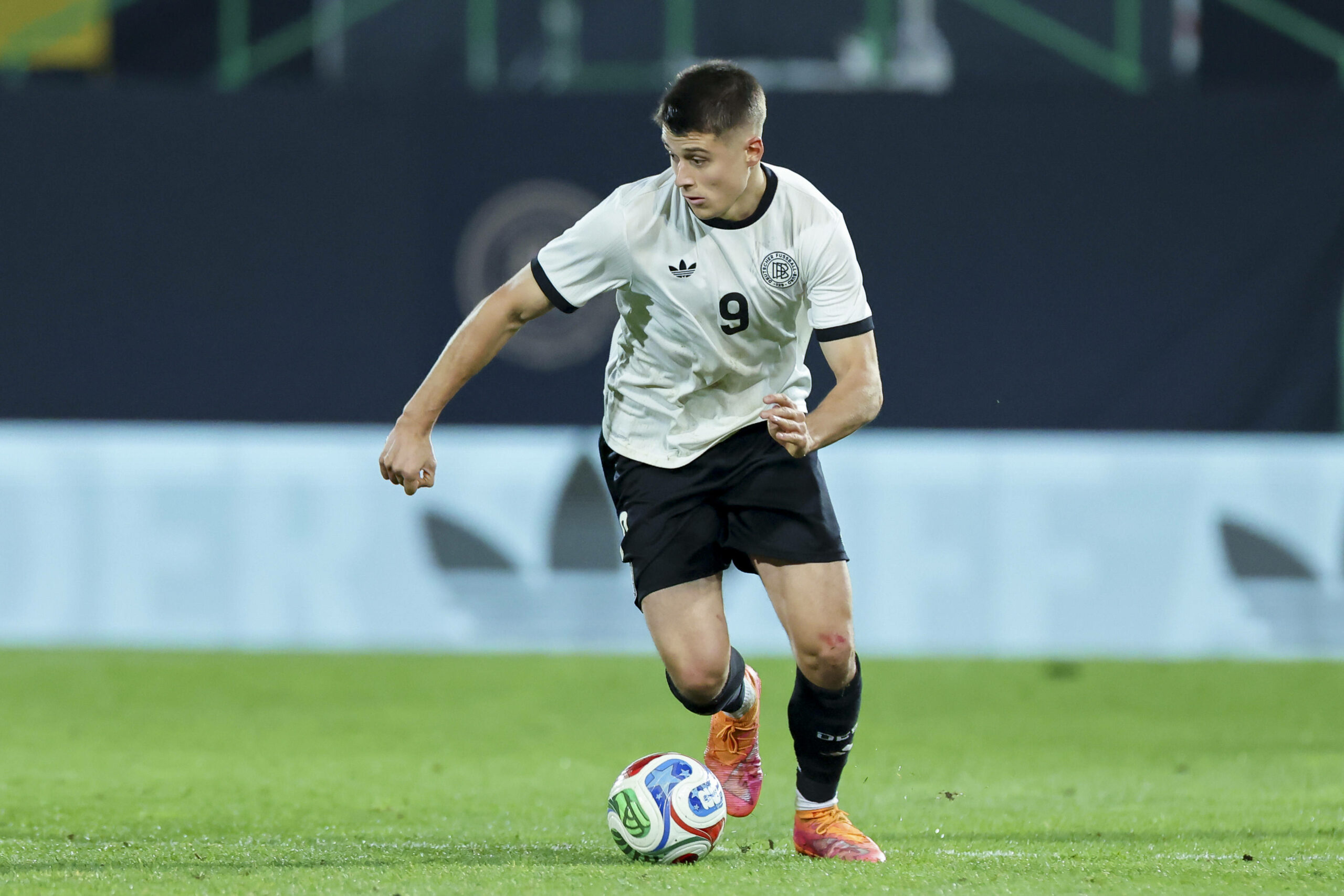 Nicolo Tresoldi am Ball für den DFB gegen die U21 Maltas