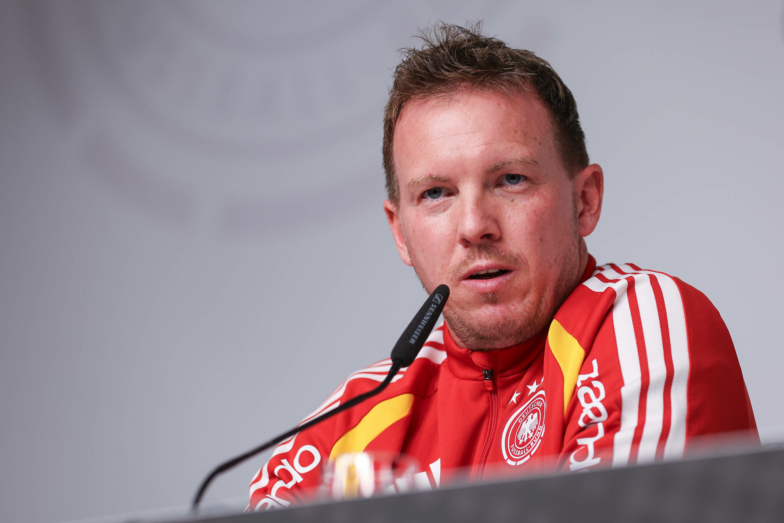 Julian Naglesmann spricht auf einer Pressekonferenz