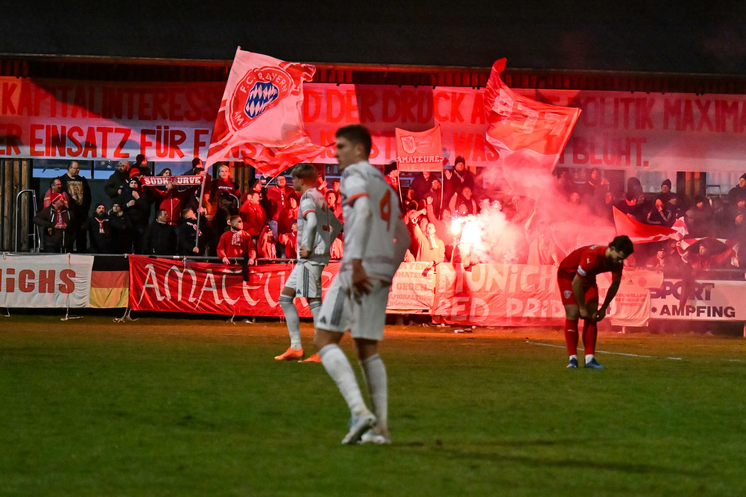 Fans des FC Bayern II zünden Pyrotechnik bei einem Spiel.
