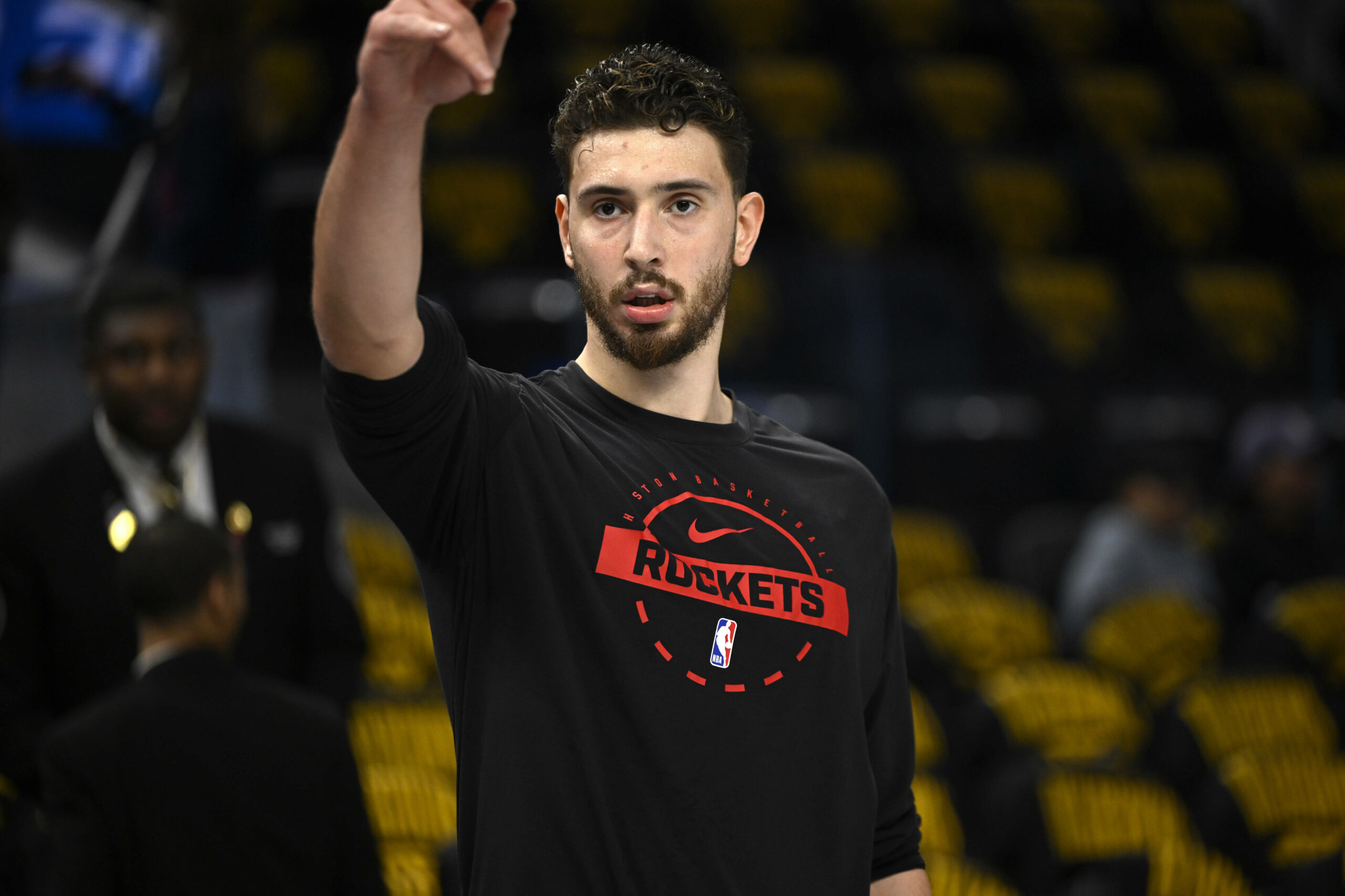 Alperen Sengün von den Houston Rockets ruft etwas neben auf dem Spielfeld