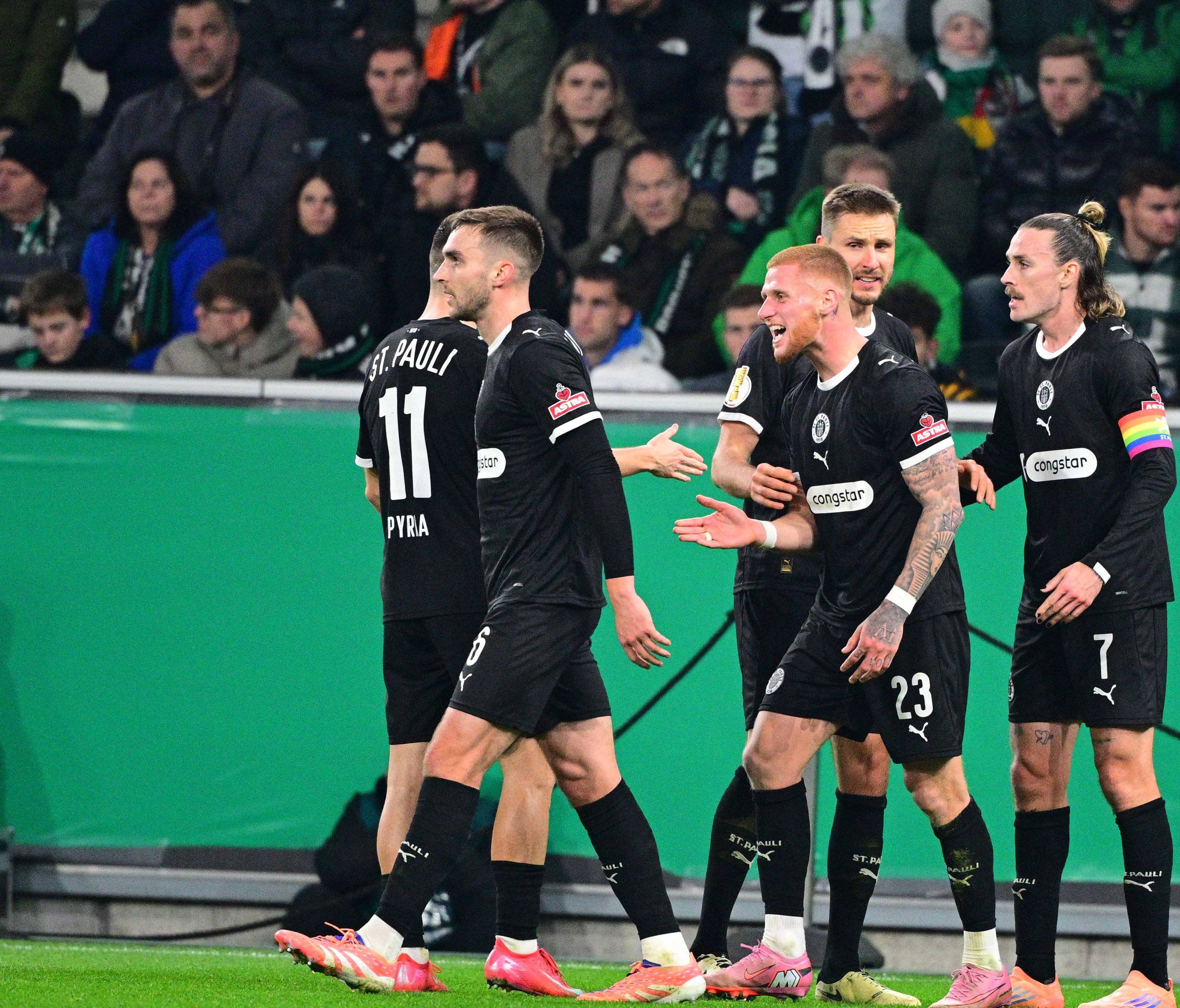 St. Pauli jubelt in Gladbach
