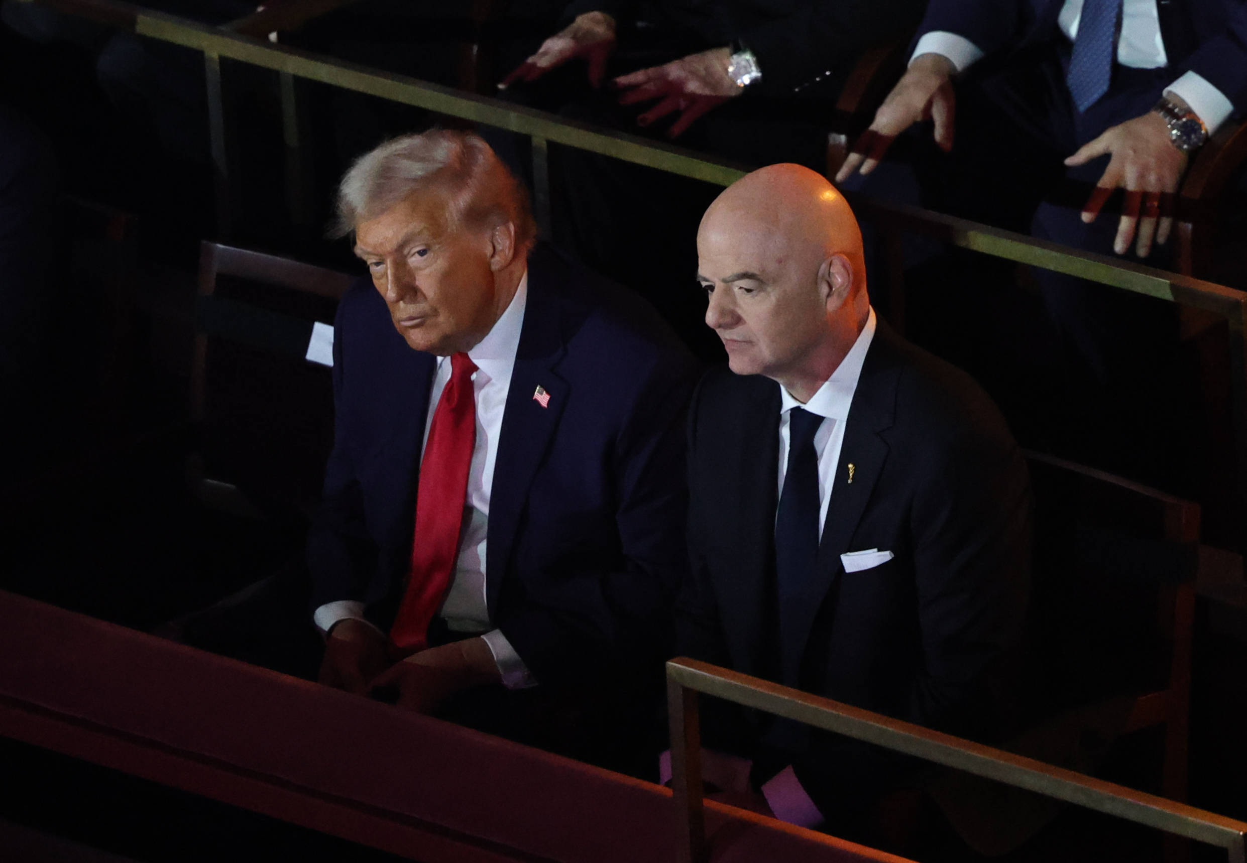 Donald Trump und Gianni Infantino schauen skeptisch