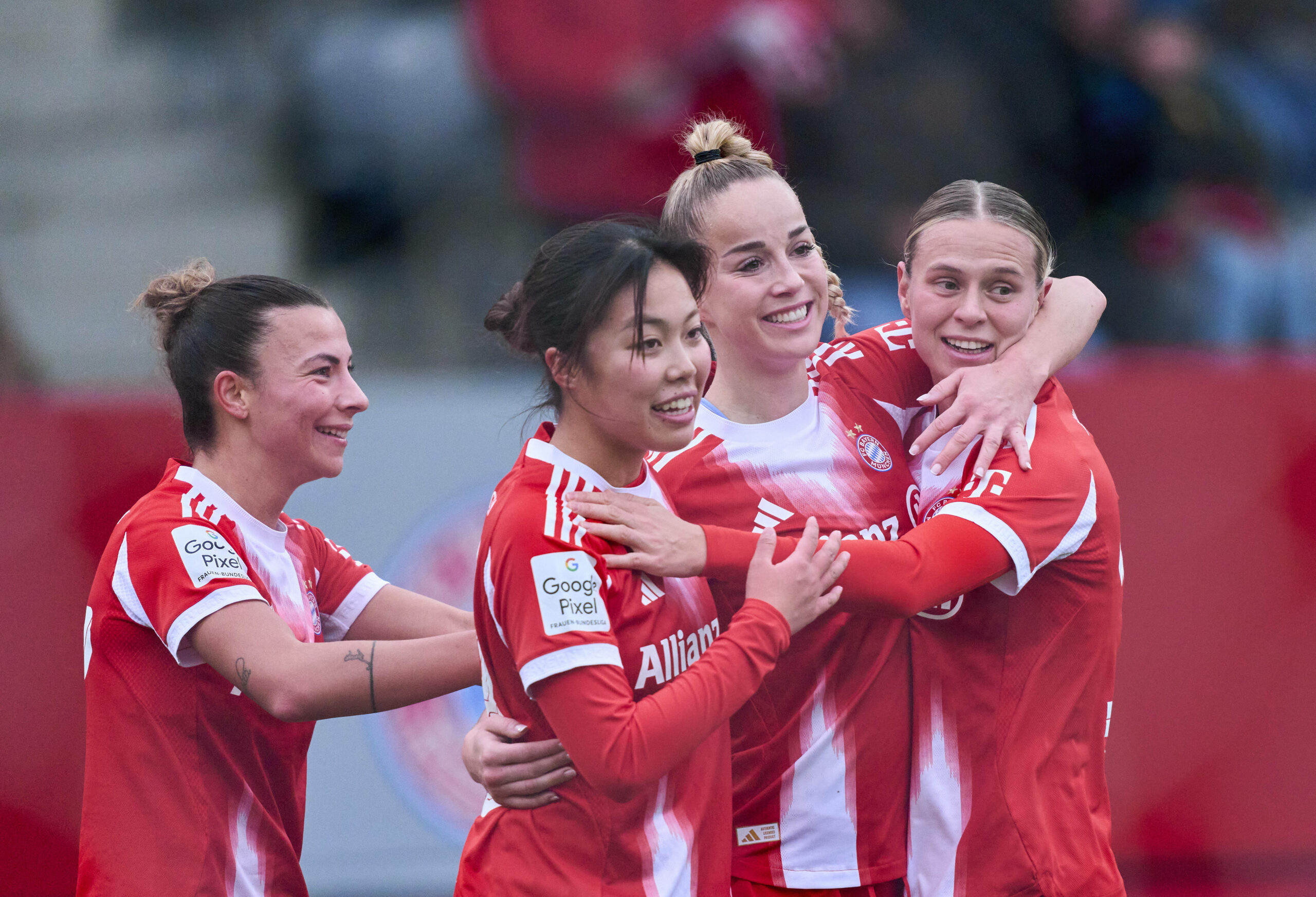 FC Bayern bejubelt ein Tor in der Frauen-Bundesliga