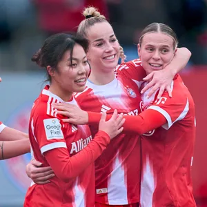 FC Bayern bejubelt ein Tor in der Frauen-Bundesliga