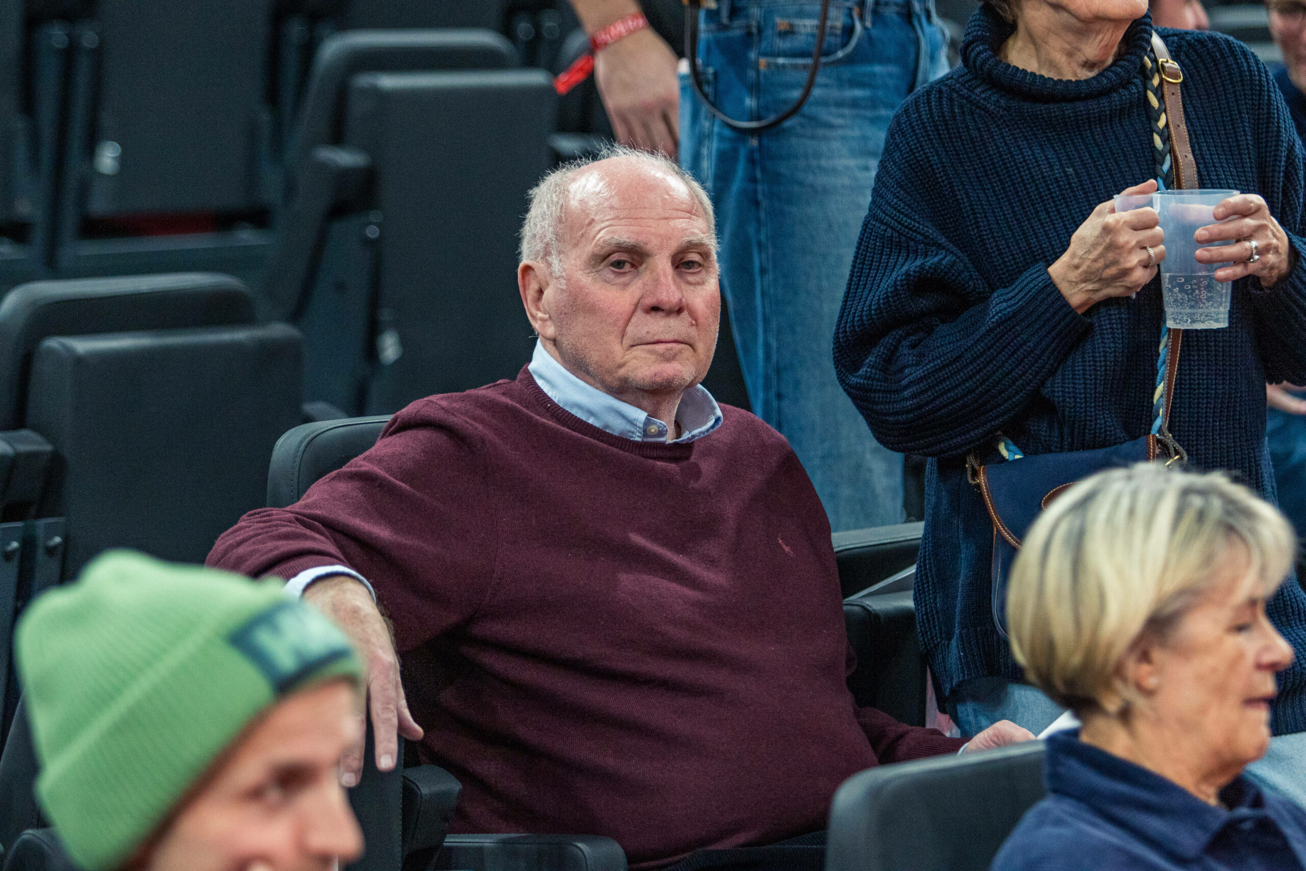 Uli Hoeneß beim Basketballspiel des FC Bayern
