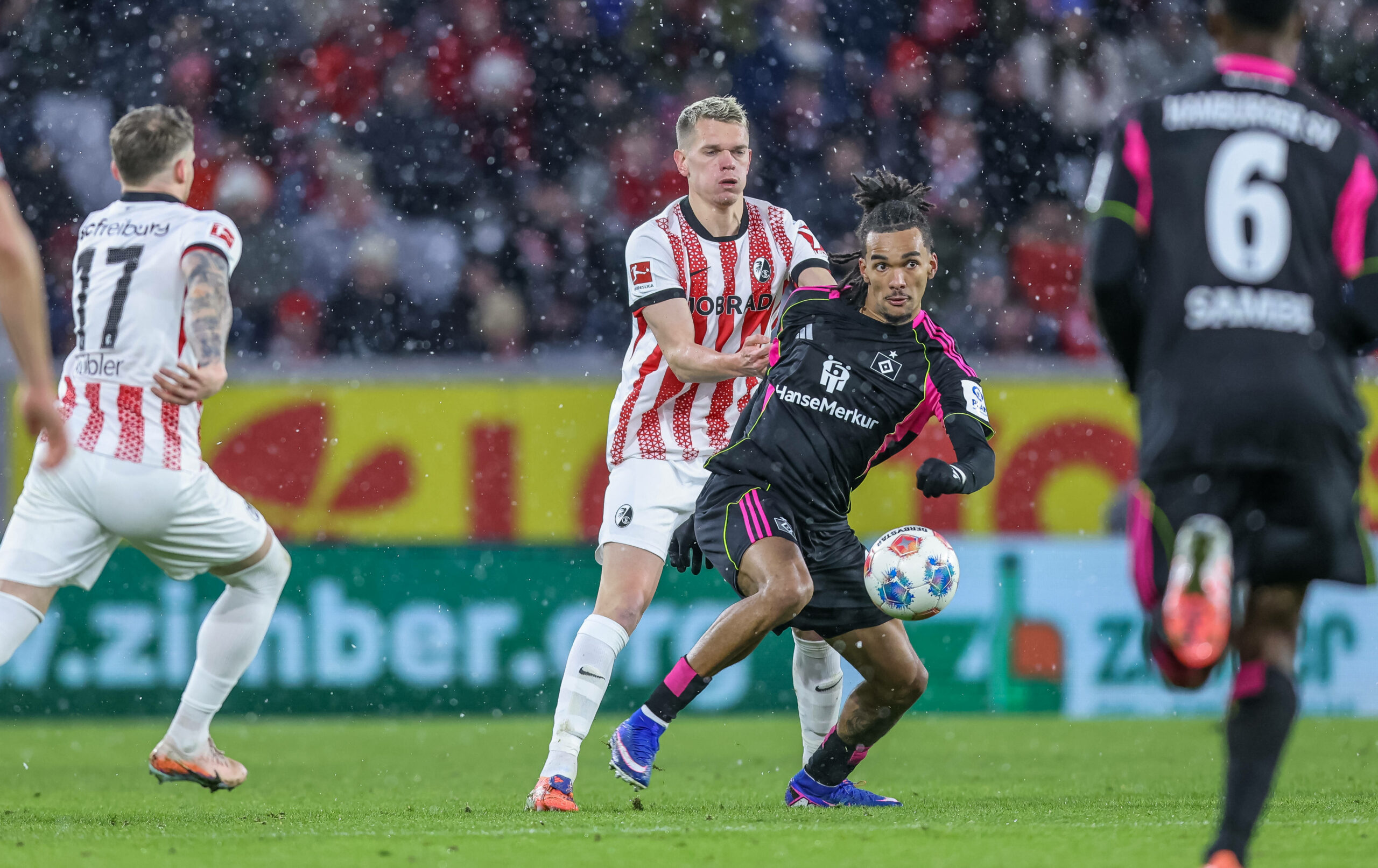 Matthias Ginter im Zweikampf mit Damion Downs