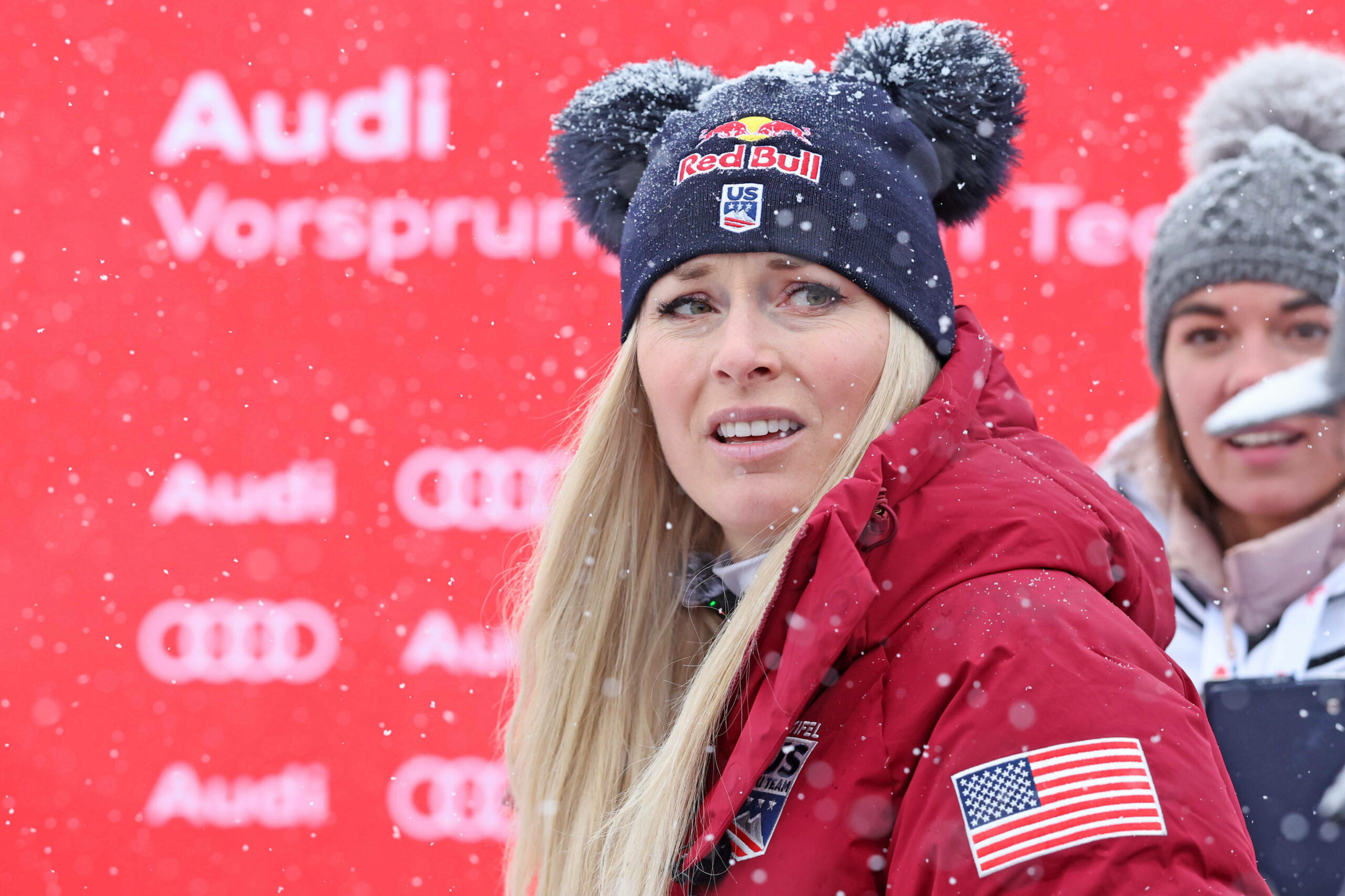 Lindsey Vonn schaut besorgt über die Schulter.