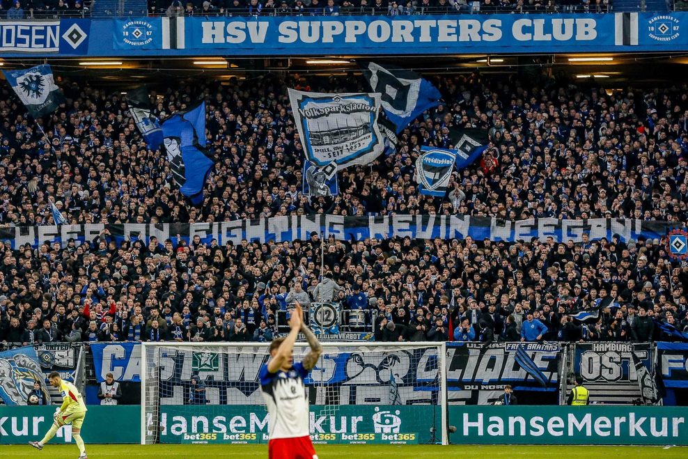 HSV-Fans zeigen Banner für Kevin Keegan: „Keep on fighting, Kevin Keegan“