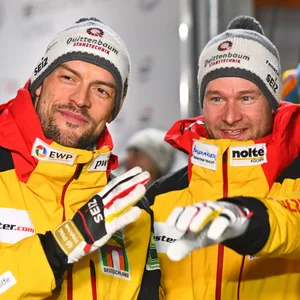 Johannes Lochner und Anschieber Fleischhauer in einem Interview nach einem erfolgreichen Lauf.