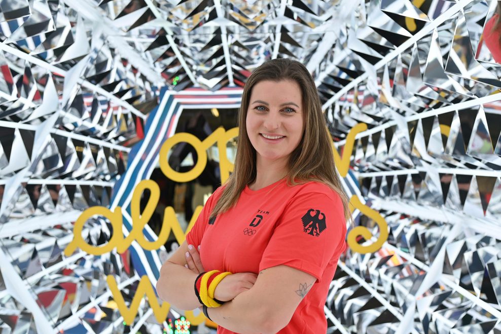 Snowboarderin Ramona Hofbauer posiert in der Olympia-Sportbekleidung