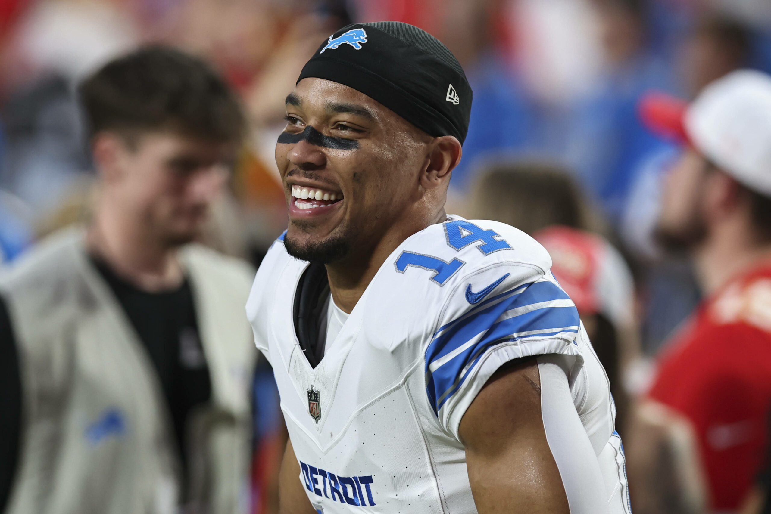 Amon-Ra St. Brown lacht.