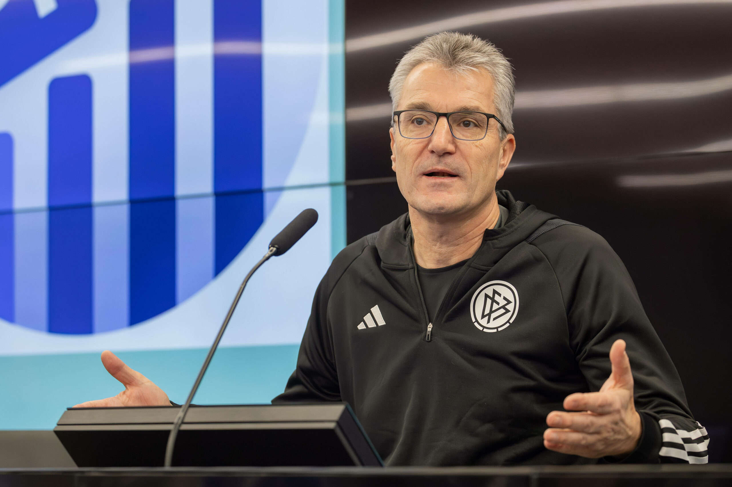 Ex-Bundesliga-Schiedsrichter und heutiger Geschäftsführer der DFB Schiri GmbH Knut Kircher redet auf einer Pressekonferenz