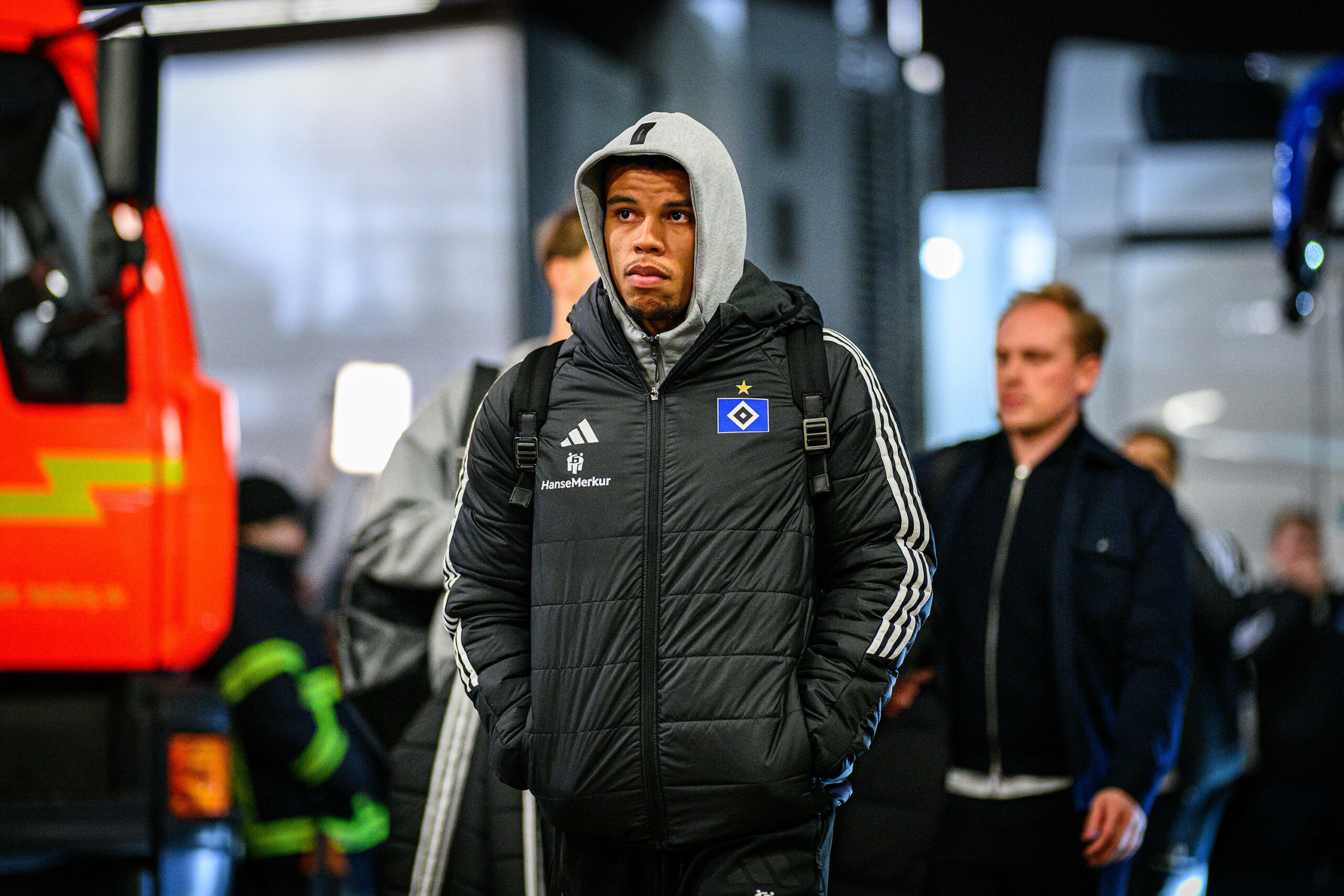 Ransford Königsdörffer mit Kapuze auf dem Weg ins Stadion