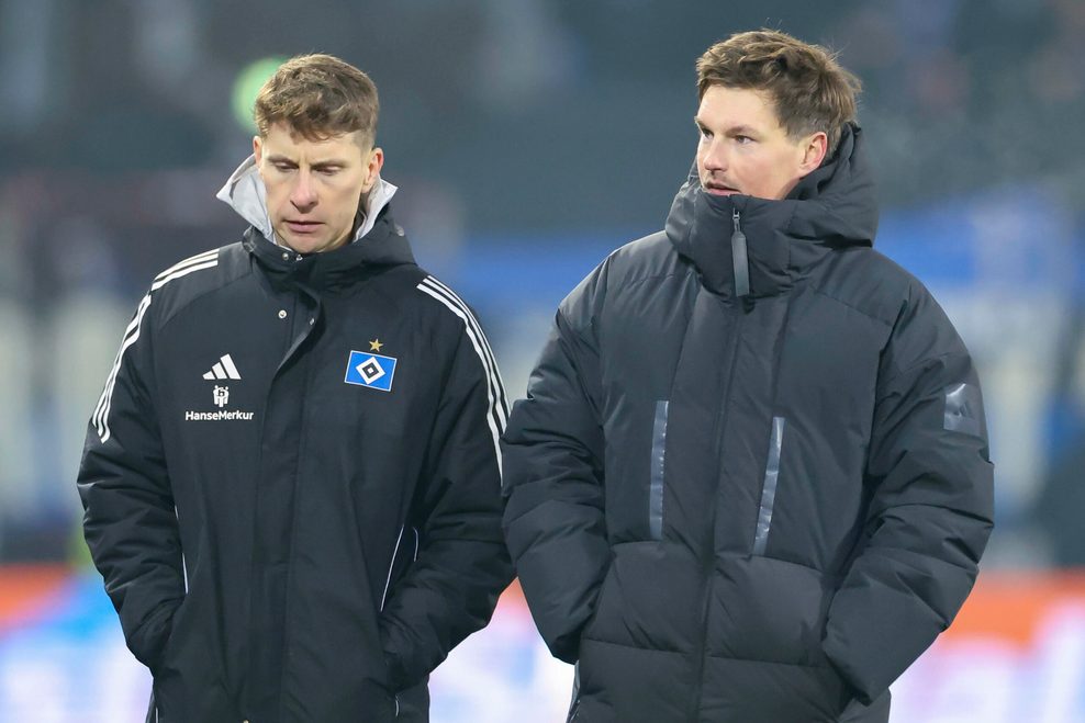 HSV-trainer Merlin Polzin (r.) und sein Assistent Loic Favé gehen vor der Partie beim FC St. Pauli über den Platz.