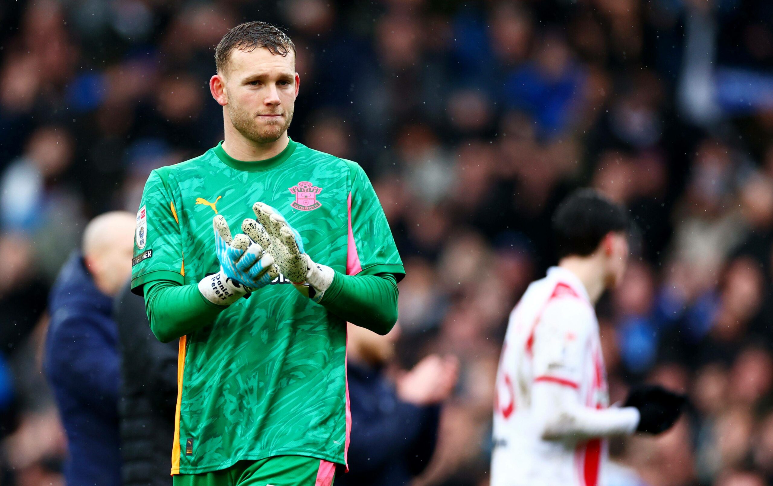 Ex-HSV-Torhüter Daniel Peretz klatscht in die Hände