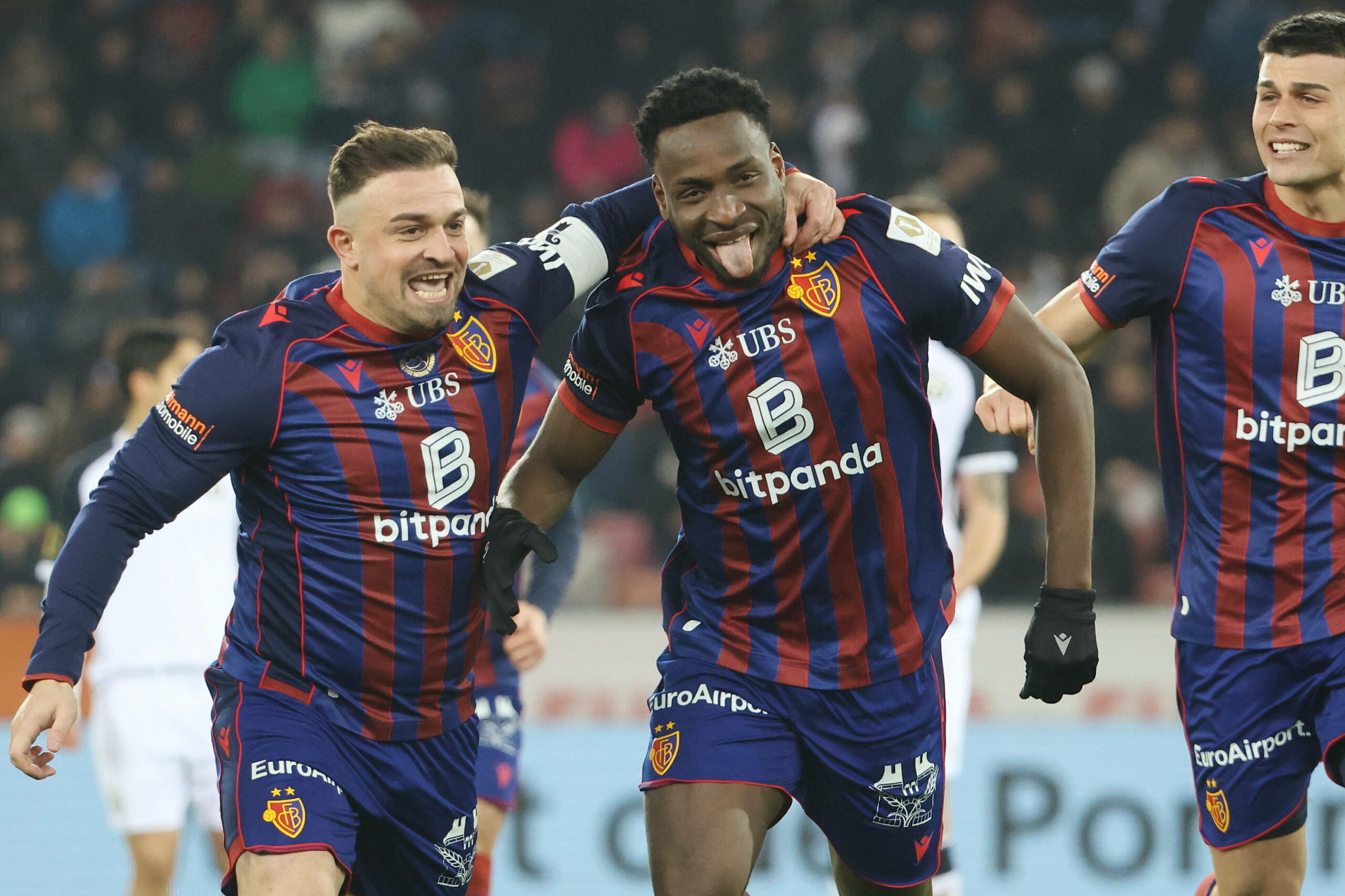 Philip Otele jubelt im Trikot des FC Basel mit Xherdan Shaqiri (l.).