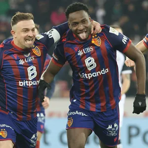 Philip Otele jubelt im Trikot des FC Basel mit Xherdan Shaqiri (l.).