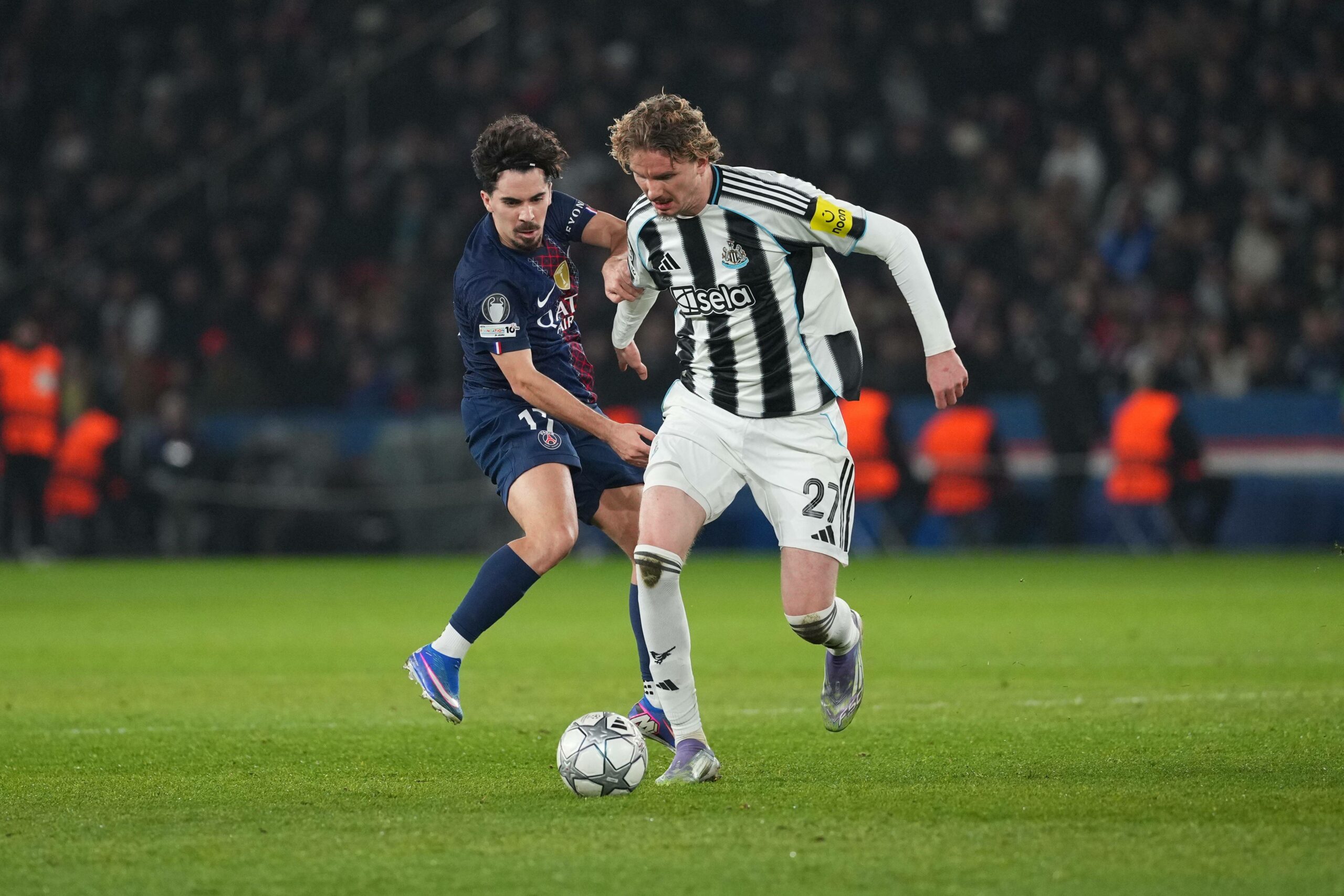 Nick Woltemade kämpft mit Vitinha von PSG um den Ball