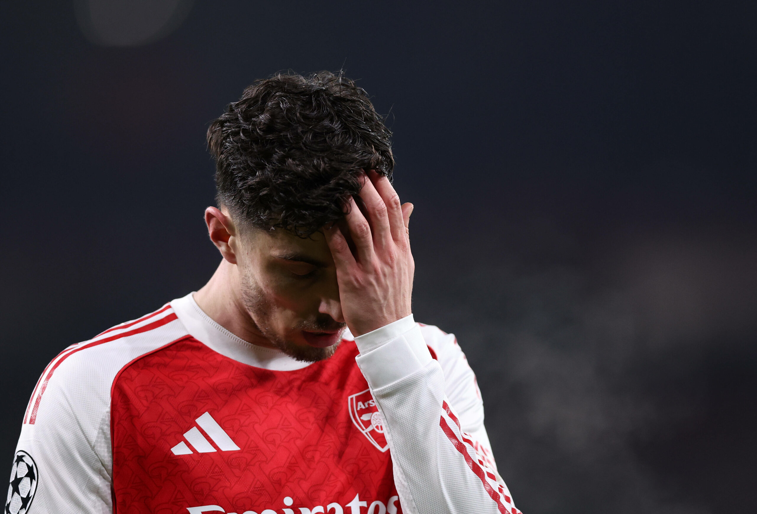 Kai Havertz ist enttäuscht mit einer Hand vor dem gesicht