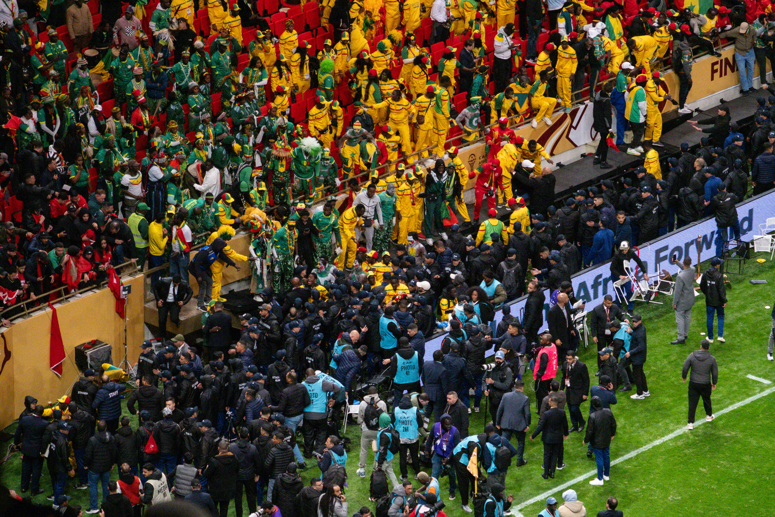 Senegalesische Fans wollen beim Afrika-Cup-Finale den Platz stürmen und müssen zurückgehalten werden