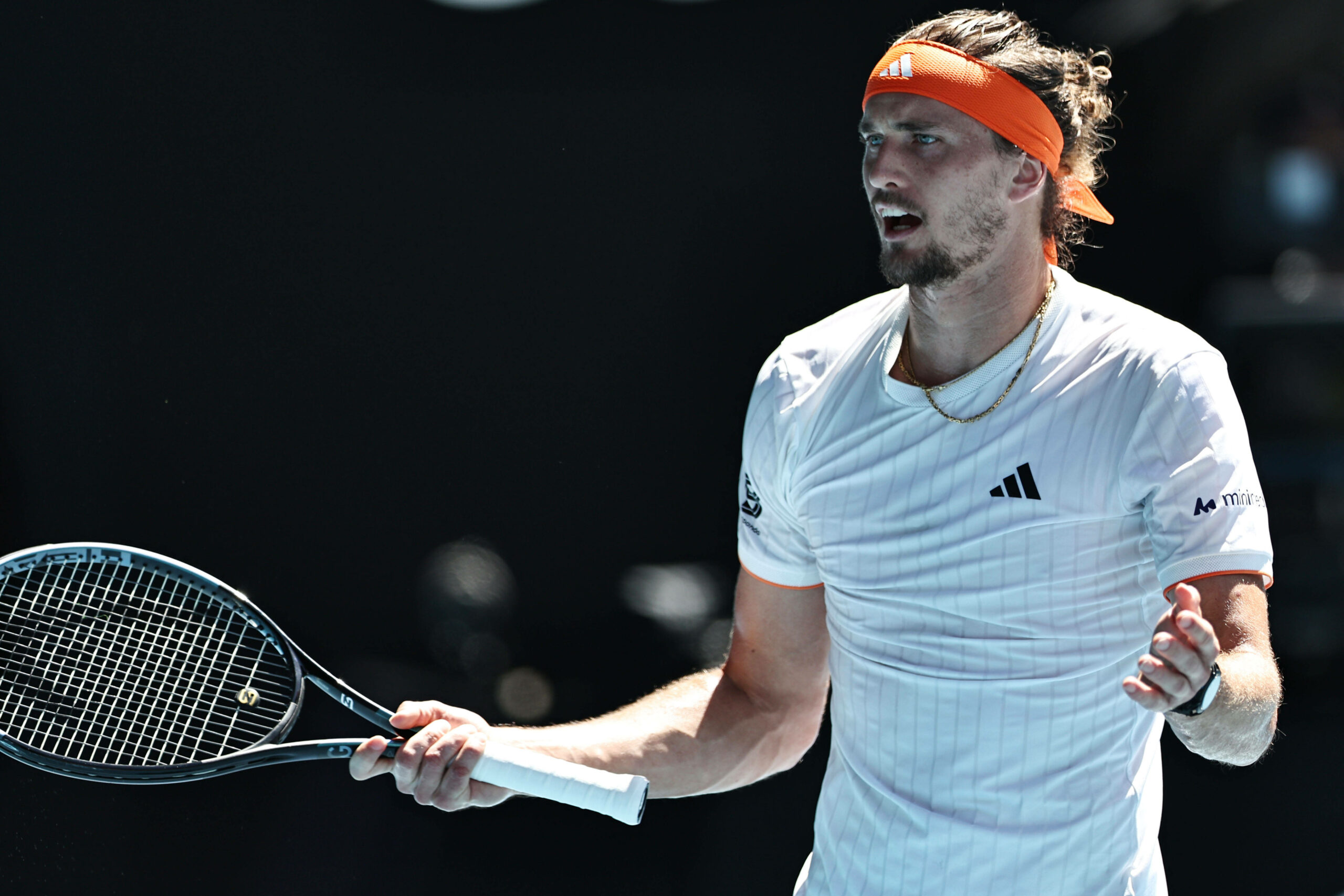 Alexander Zverev hebt die Hände und beschwert sich