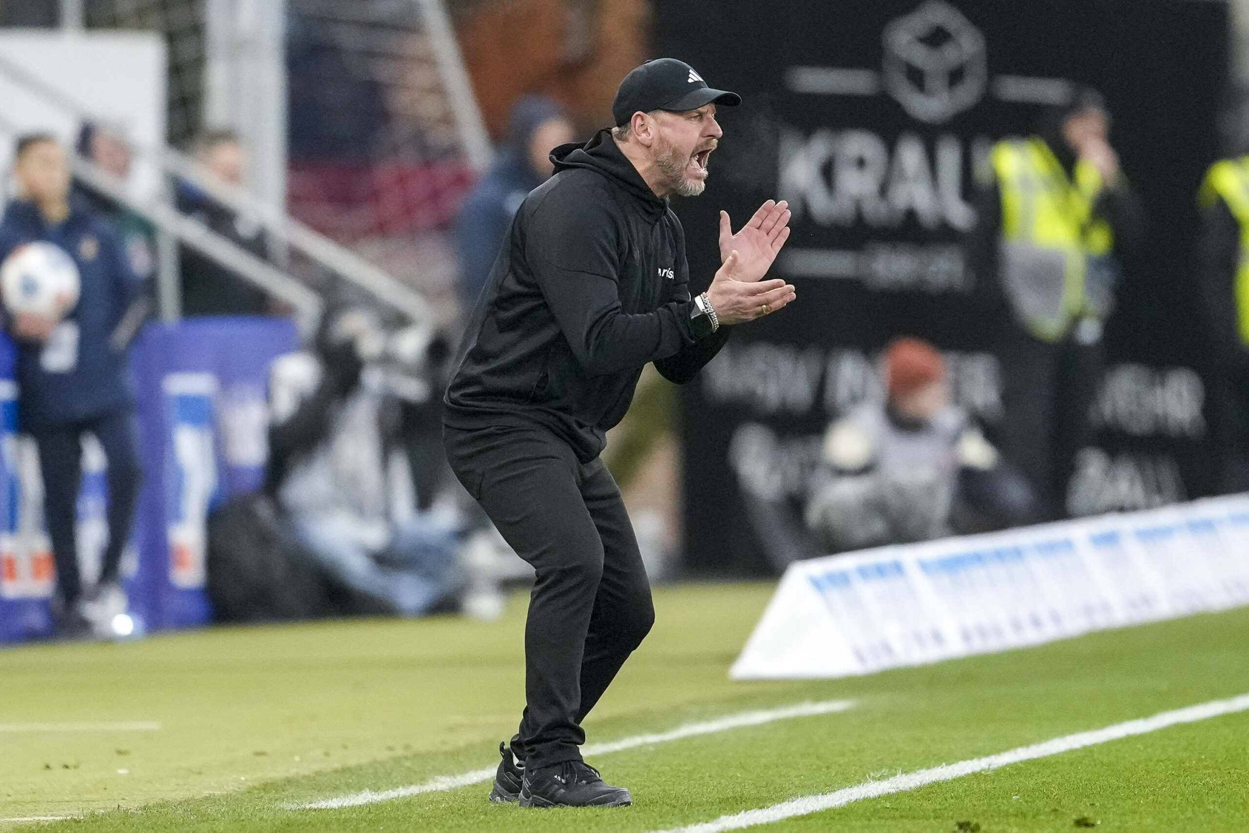 Steffen Baumgart feuert seine Mannschaft von der Seitenlinie an