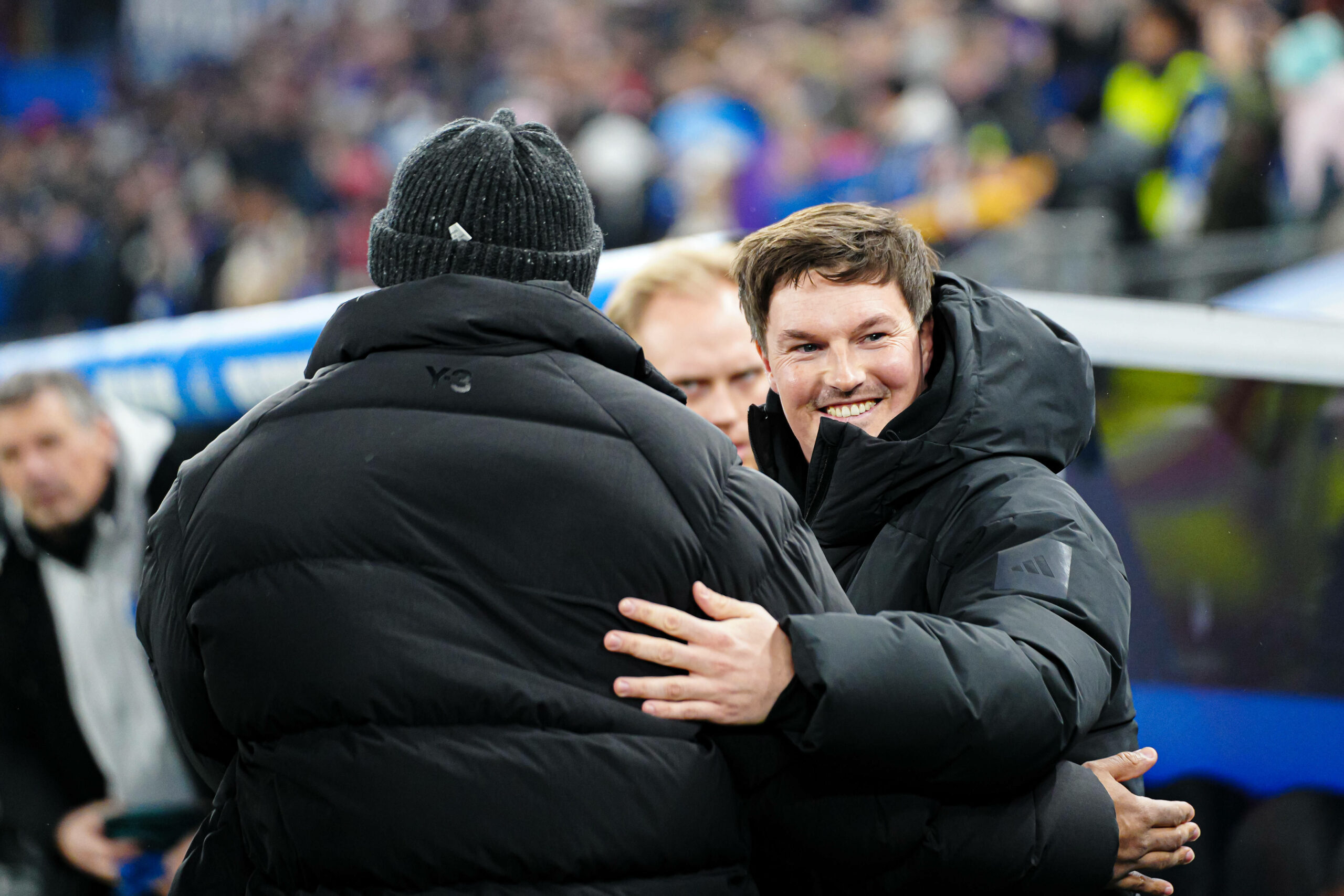 HSV-trainer Merlin Polzin (r.) herzt Bayerns Vincent Kompany.