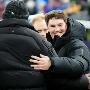 HSV-trainer Merlin Polzin (r.) herzt Bayerns Vincent Kompany.