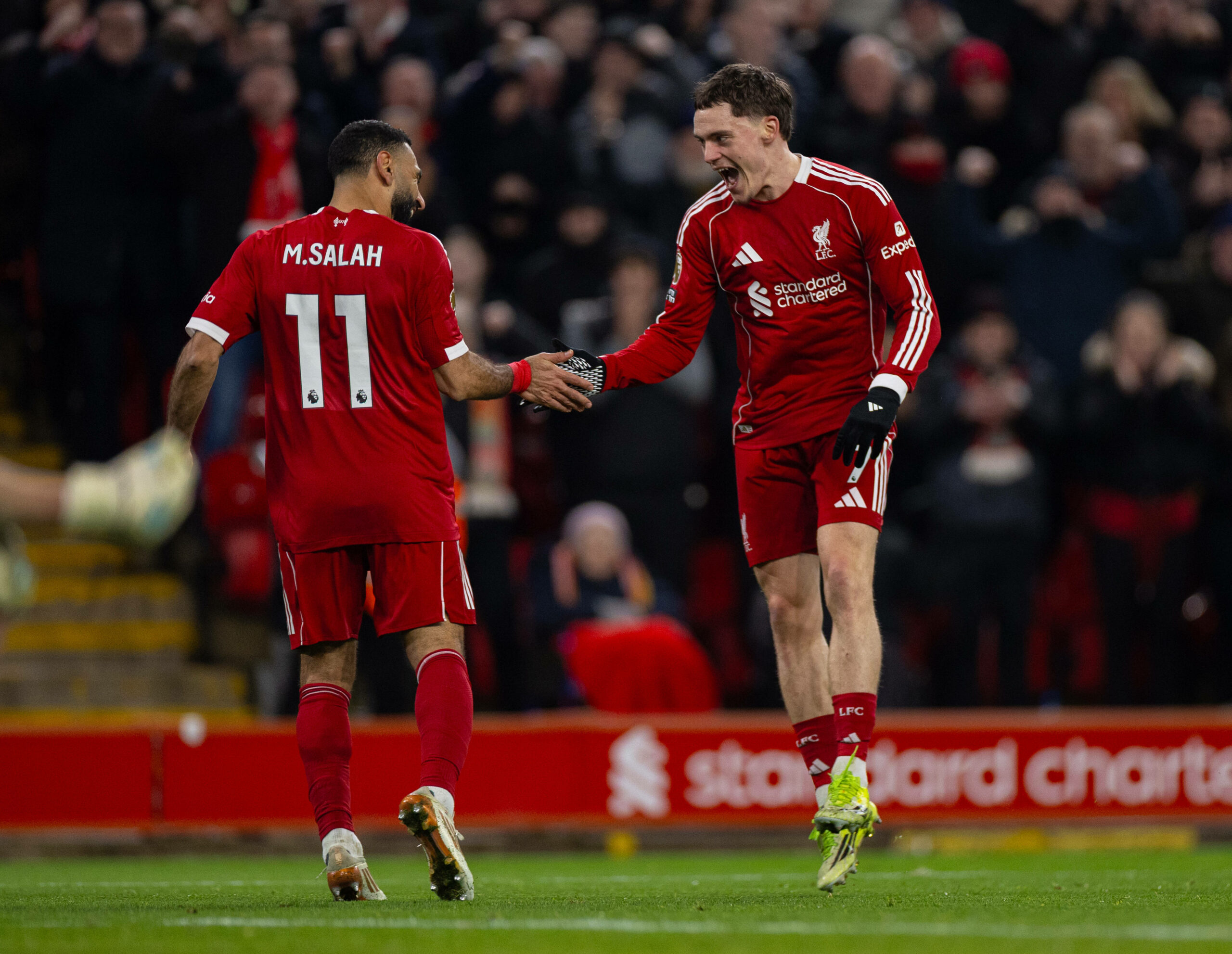 Florian Wirtz jubelt mit Mohamed Salah