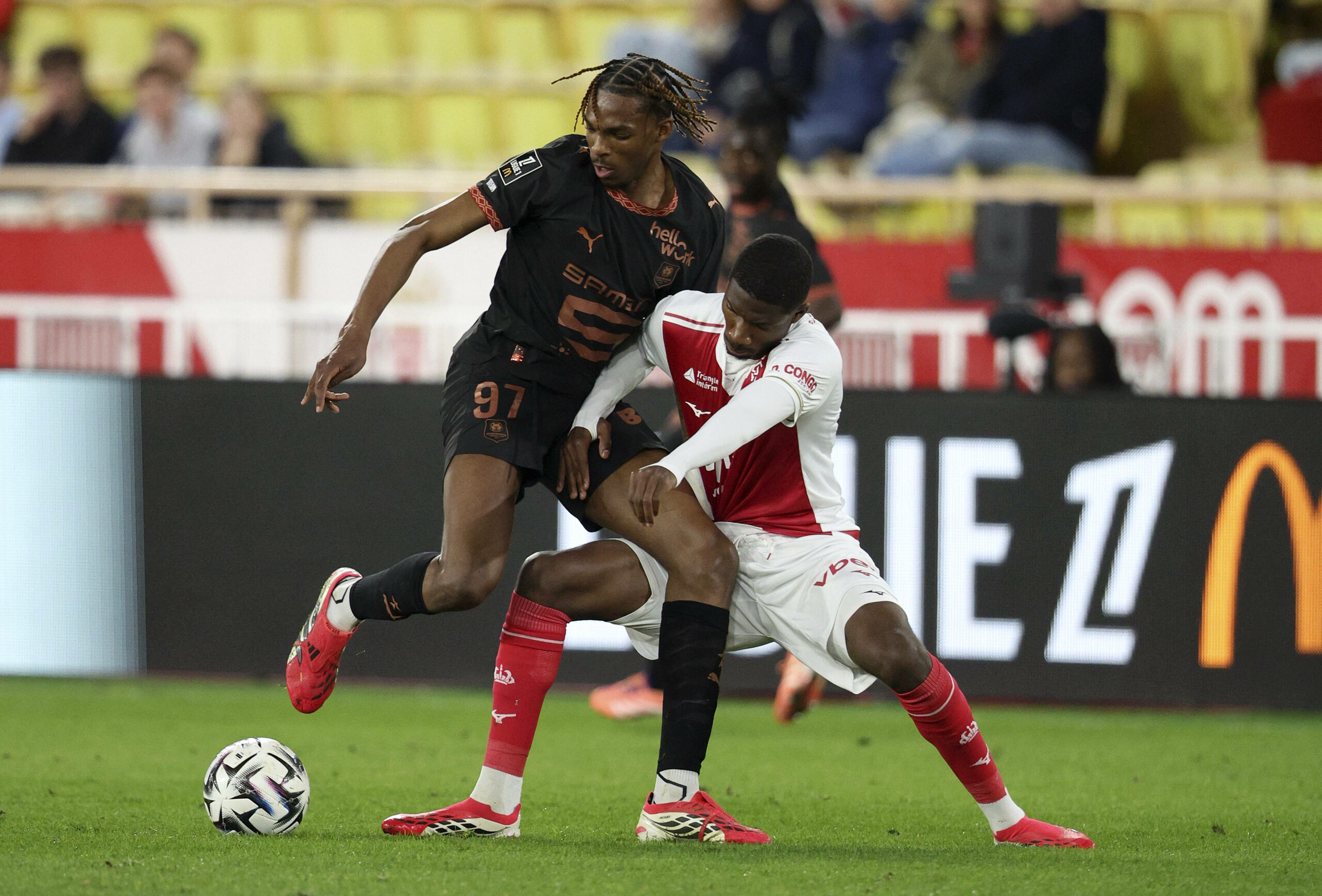 Jérémy Jacquet im Zweikampf, hier im Trikot von Stade Renne, wechselt zur Florian Wirtz nach Liverpool.