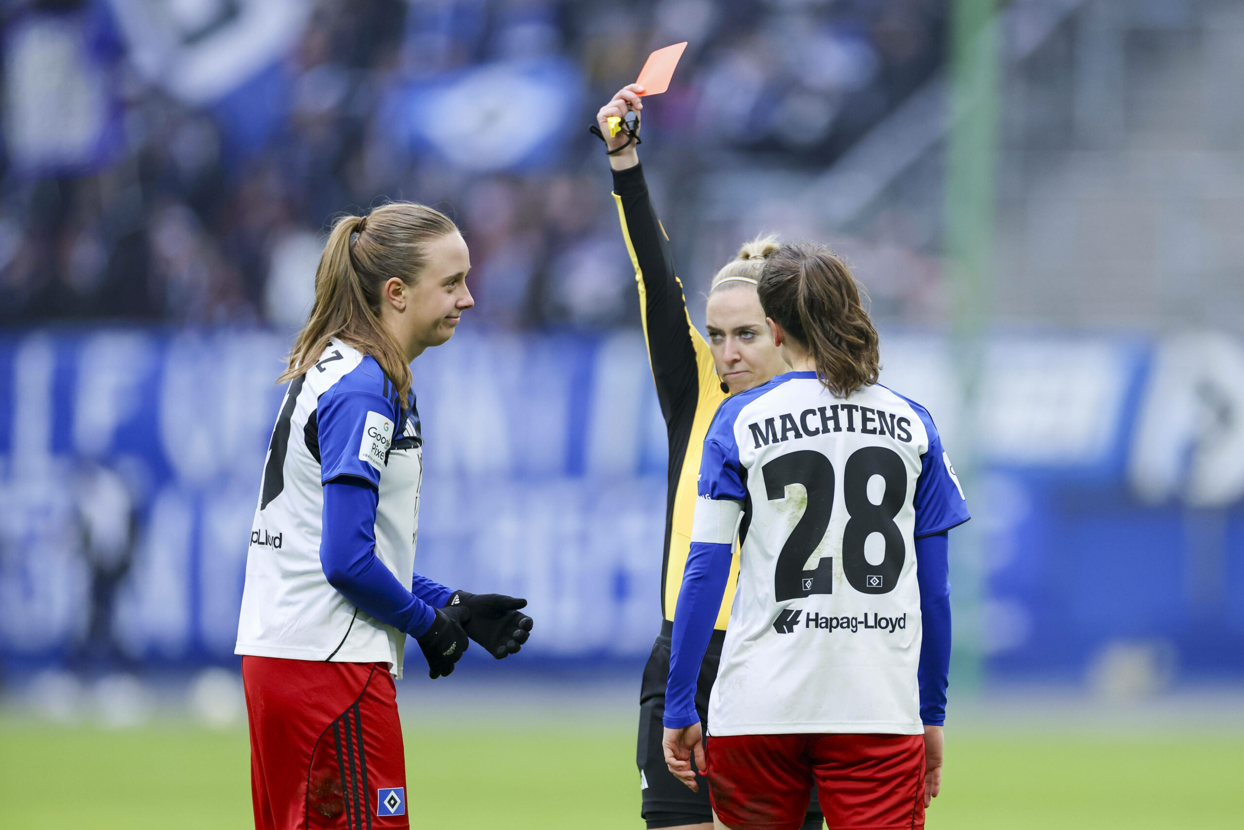 Victoria Schulz von den HSV-Frauen sieht die Rote Karte