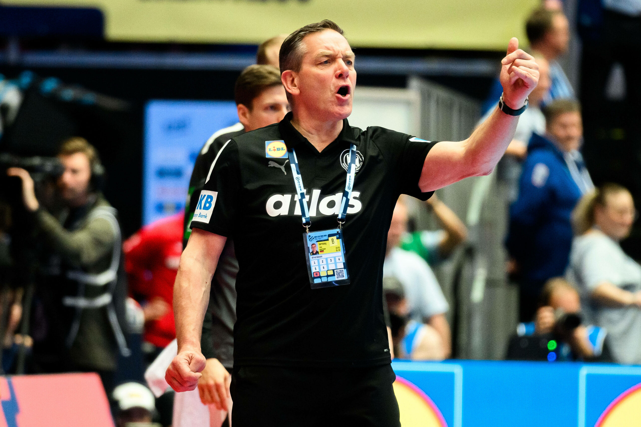 „Selbstdarsteller, die uns ans Bein pinkeln“: Gislason geht auf Kretzschmar & Co. los