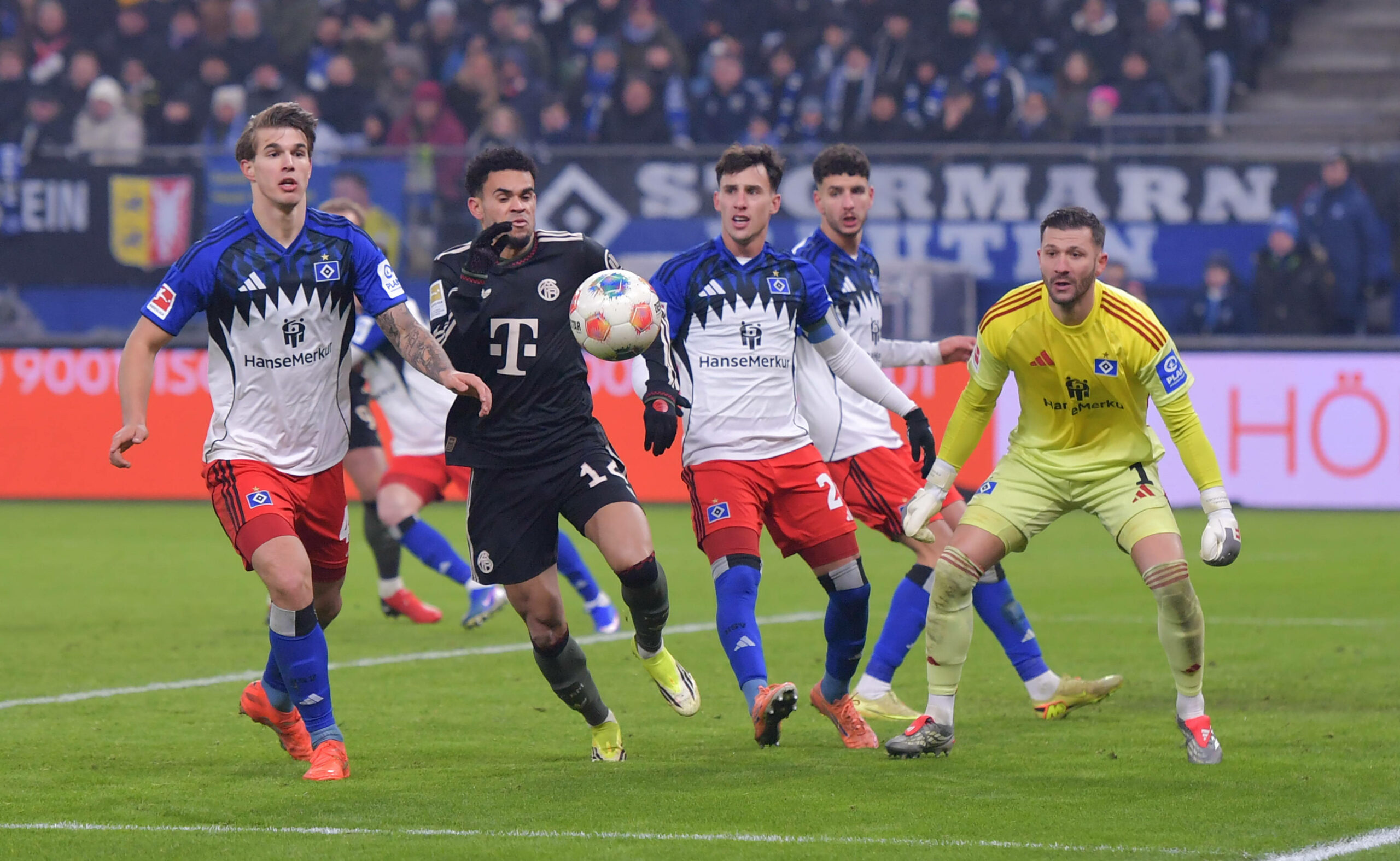 Luka Vuskovic, Luis Díaz, Nicolás Capaldo, Daniel Elfadli und Daniel Heuer Fernandes blicken zum Ball