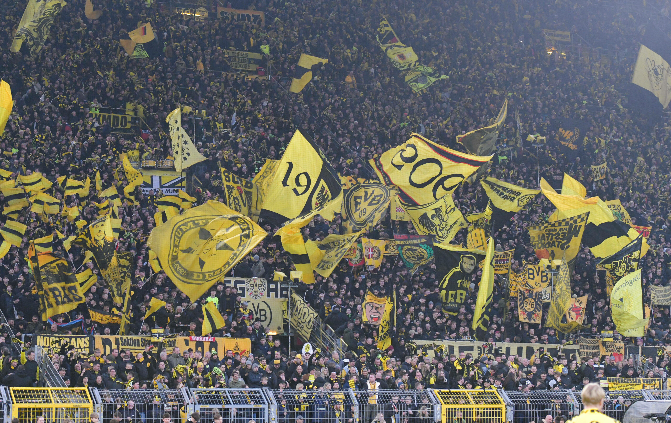 Fans des BVB auf der Südtribüne