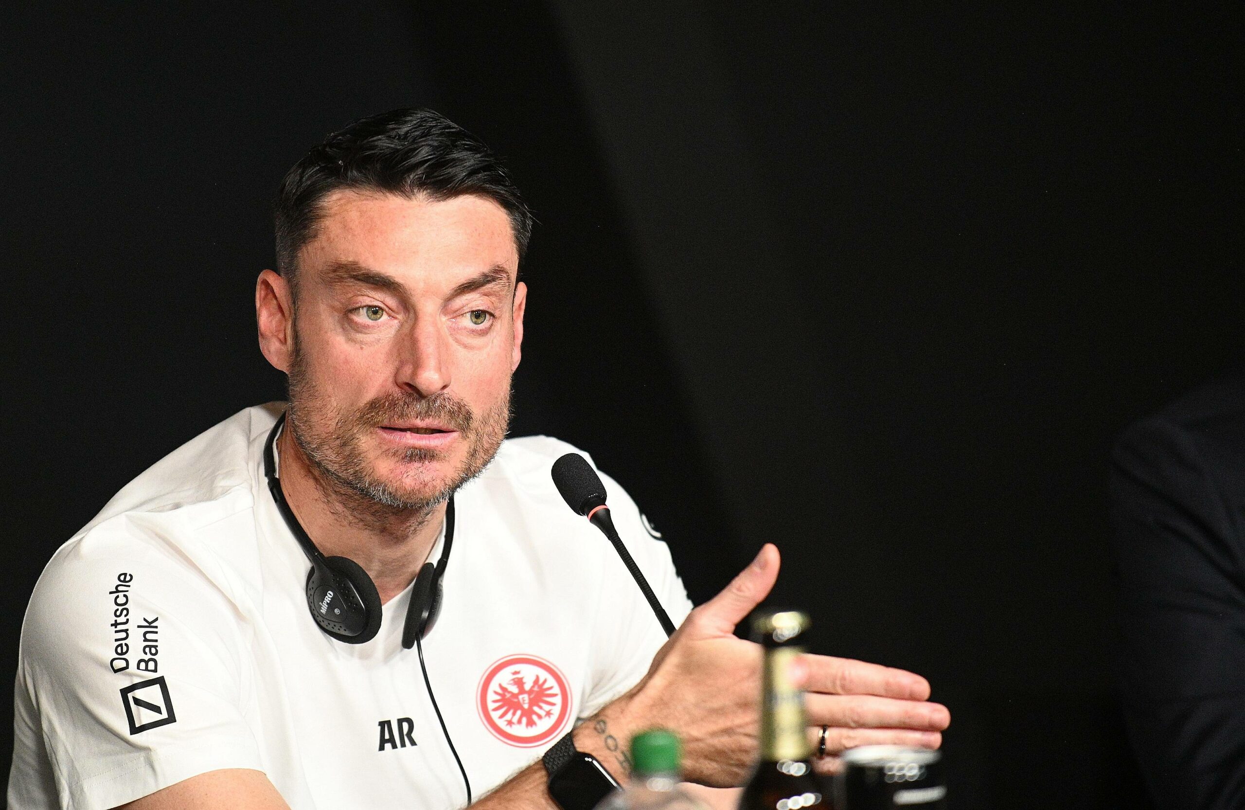 Albert Riera auf einer Pressekonferenz