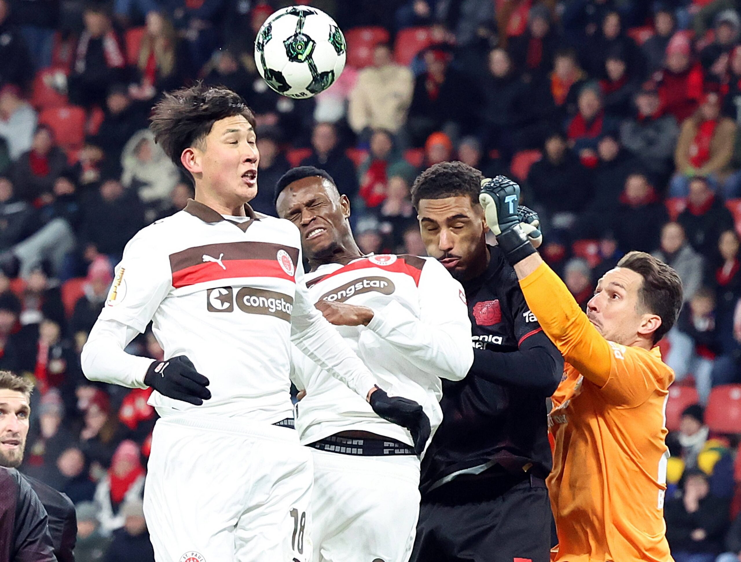 Taichi Hara und Abdoulie Ceesay in Leverkusen