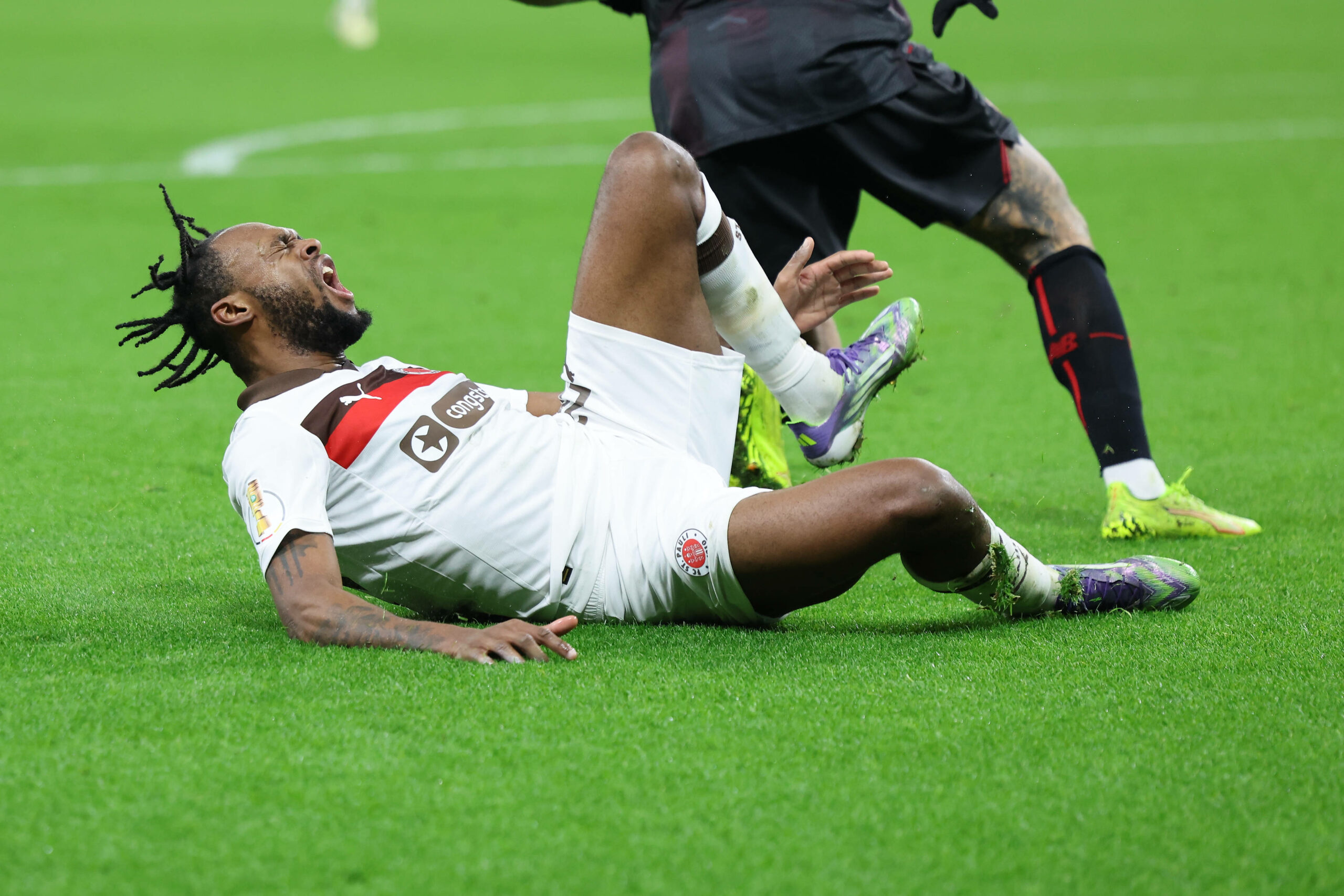 Ricky-Jade Jones verletzt sich in Leverkusen