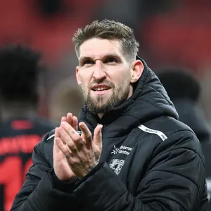 Robert Andrich klatscht in die Hände